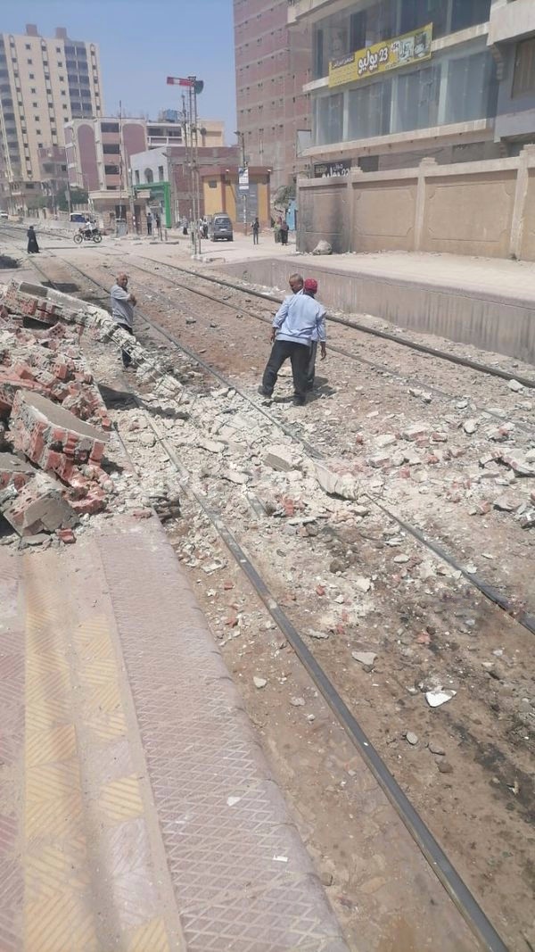 إصابة سيدة وطفليها جراء سقوط سور السكة الحديد بسبب لودر القمامة بالخانكة