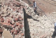 Photo of إصابة سيدة وطفليها جراء سقوط سور السكة الحديد بسبب لودر القمامة بالخانكة