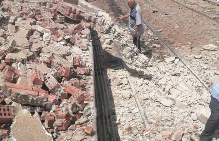 Photo of إصابة سيدة وطفليها جراء سقوط سور السكة الحديد بسبب لودر القمامة بالخانكة