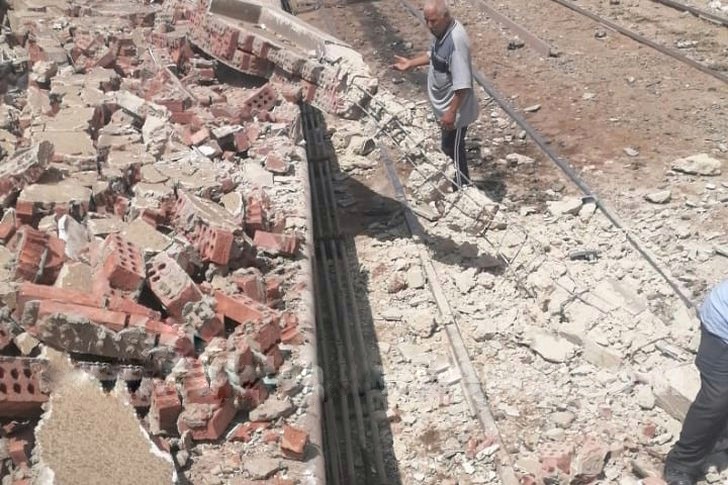إصابة سيدة وطفليها جراء سقوط سور السكة الحديد بسبب لودر القمامة بالخانكة