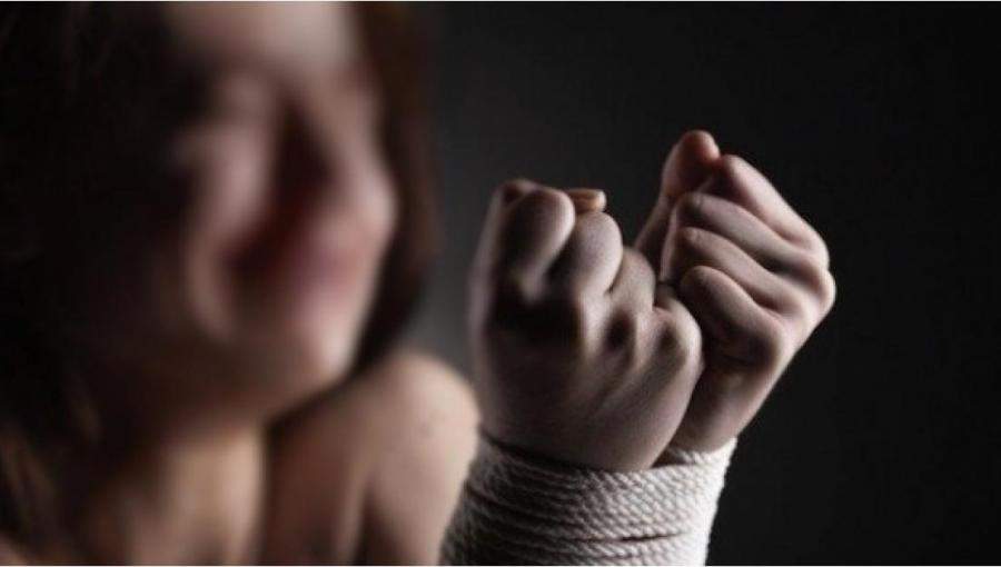 ضبط زوجين أرغما ابنتهما على تناول السم لرفضها الزواج من قريبها في قنا