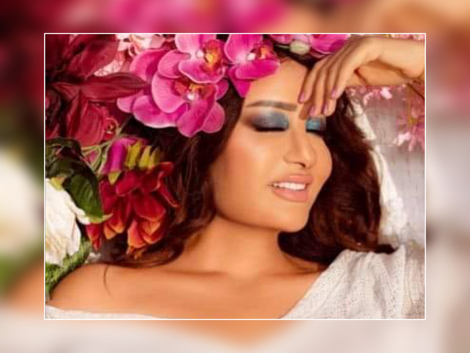 طرحت المطربة التونسية " لطيفة " منذ قليل أغنية جديدة، عبر قناتها الخاصة على موقع الڤيديوهات الشهير Youtube. تحمل الأغنية اسم " الأستاذ "، وهي من كلمات الشاعر تامر حسين، وألحان عزيز الشافعي، ويعد هذا أول تعاون للمطربة معهما. وأعربت لطيفة في حوار لها عن سعادتها بذلك، موضحة أن الاغنية "الأستاذ" من توزيع وسام عبدالمنعم، وميكس وماستر هاني محروس. اكتفت لطيفة في ڤيديو الأغنية بعرض صور مبهجة لها، ظهرت فيها وسط الورورد، كما ارتدت تاج من الورود على شعرها. وأطلت في الصورة بلوك أبيض، ومكياج هادئ نسبيا، حيث وضعت أحمر شفاة كشمير اللون، بالإضافة إلى كحل ظلال عيون باللون الأزرق ليبرز عيناها البنية اللون. كما وضعت طلاء أظافر باللون اللافندر، وتركت شعرها البني منسدلا على كتفيها، ومن كلمات الأغنية.. حبيبي مهنيني مدلعني، من نظرة عين بيوقعني، في حنانه تملي مطمعني، يا سلام يا سلام. وروجت "لطيفة" لأغنيتها بتغريدة كتبتها على حسابها الشخصي على موقع Twitter دعت فيها الجماهير لسماع أغنيتها، حيث قالت " ‏الاستاذ عيونه لذاذ .. في الانجاز خد قلبي معاه اسمعوا أغنيتي الجديدة ‎#الاستاذ كاملة على قناتي على اليوتيوب "