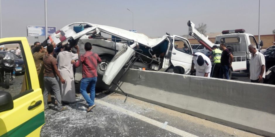 لقى شخص مصرعه وأصيب 17 آخرون في حادث تصادم سيارة ميكروباص وأخرى ملاكي بطريق "الداخلة-الفرافرة" بالقرب من منطقة غرب الموهوب بالوادي الجديد. تلقى اللواء محمود فاروق، مدير أمن الوادي الجديد، إخطارًا بوقوع حادث تصادم بطريق "الداخلة-الفرافرة". جرى الدفع بسيارات الشرطة والإسعاف إلى موقع الحادث ونقل المصابين لتلقي العلاج بمستشفى الداخلة العام، وإيداع جثة المتوفى لمشرحة المستشفى لحين التصريح بدفن الجثة. وأسفر الحادث عن مصرع محمد حسن عبدالواحد، 51 عامًا، وإصابة كل من صابر حافظ سيد، 62 عامًا، مصطفي محمد ناجي33عامًا، محمود حسن سيد، 40 عامًا، محمد عيسي منصور، 61عامًا، أحمد محمد ميلاد 24عامًا، صدام عبدالله أحمد 32عامًا،رنا حسني فريد عبدالله، 8 أعوام روان حسني فريد، 6 أعوام، كريمة أحمد مهدي، 36 عامًا، جمال أحمد سليمان،46 عامًا، حسين مصطفى خضر34عامًا، حسني فريد عبدالله 38عامًا، أحمد سيد سعد 49عامًا، مريم حسن حامد 24 عامًا، هدى حسن حامد 42 عامًا، راتب محمود علي 40 عامًا، محمد أنور حنفي 33عامًا. جرى تحرير محضر بالحادث وأخطرت النيابة العامة للتحقيق.