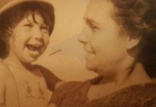 Photo of خمنوا من هذه الطفلة أم ضحكة جميلة: فنانة شهيرة ووالدتها كاتبة كبيرة