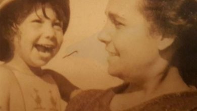 Photo of خمنوا من هذه الطفلة أم ضحكة جميلة: فنانة شهيرة ووالدتها كاتبة كبيرة