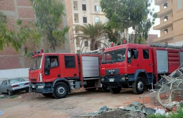 تمكنت أجهزة الحماية المدنية بمديرية أمن القليوبية من السيطرة على حريق شب فى ثلاجة حفظ فاكهة بجوار مصنع الورق وتم الدفع بعدد 4 سيارات إطفاء للسيطرة على الحريق دون إصابات أو خسائر بشرية في الأرواح. تلقى اللواء محسن شعبان مدير أمن القليوبية إخطارا من العميد أنور حشيش مأمور مركز شرطة القناطر الخيرية يفيد وجود حريق داخل ثلاجة حفظ فاكهة بجوار مصنع الورق داخل المدينة. انتقلت على الفور الأجهزة الأمنية وقوات الحماية المدنية وتم الدفع بـ4 سيارات إطفاء للسيطرة على الحريق ومنع امتداده إلى المناطق المجاورة والكتل السكنية والمصانع حفاظا على أرواح المواطنين. وكلفت إدارة البحث الجنائي بمديرية أمن القليوبية بالتحرى عن الواقعة وظروفها وملابساتها وتحرر محضر بالواقعة وتولت النيابة العامة التحقيق.