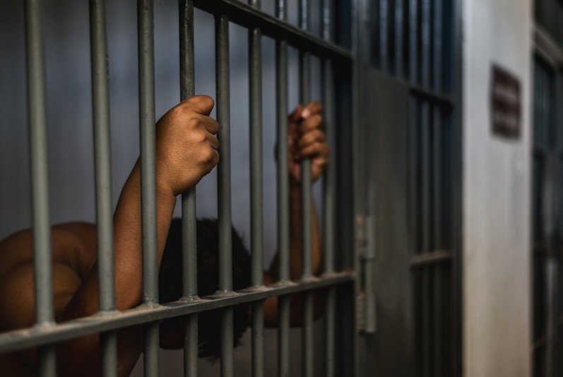 بعد خمسة أعوام مراقبة.. السجن المشدد 10 سنوات لـ 5 متهمين في قضية هتك عرض "عامل" بالقليوبية