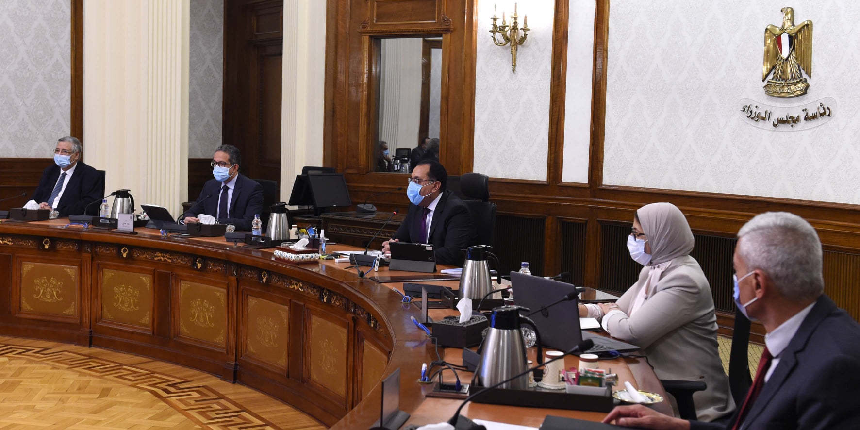 ترأس الدكتور مصطفى مدبولي، رئيس مجلس الوزراء، صباح اليوم، اجتماع اللجنة العليا لإدارة أزمة فيروس كورونا، وذلك بحضور عدد من الوزراء والمسئولين. وأكد رئيس الوزراء فى مستهل الاجتماع أهمية التوسع في توفير اللقاحات المضادة لفيروس كورونا لتطعيم المواطنين باعتبارها خطوة هامة في التصدي لهذا الوباء وتقليل فرص الإصابة به، مشددأً على أن استمرار اتباع الإجراءات الاحترازية والوقائية ضرورة لعدم تجدد انتشار الفيروس. وشدد الدكتور مصطفى مدبولي على أن الأولوية الأولى خلال هذه المرحلة في هذا الملف، ستكون لتطعيم العاملين في قطاع التعليم الجامعي، من أعضاء هيئات التدريس، الموظفين والعاملين وكذا الطلاب، وذلك تنفيذاً لتوجيهات الرئيس عبد الفتاح السيسي، رئيس الجمهورية، بإعداد الخطة التنفيذية لتطعيم كوادر الجامعات والمعاهد من طلاب وهيئة التدريس والعاملين والموظفين، تزامناً مع بداية العام الدراسي الجديد. وأضاف مدبولي أن هذه الأولوية ستشمل كذلك تطعيم العاملين في قطاع التعليم قبل الجامعي، من المدرسين والموظفين والعمال بالمدارس، حتى يتسنى لنا بدء العام الدراسي المقبل بأمان ودون قلق من انتشار الفيروس، مع استكمال تطعيم العاملين بوحدات الجهات الإداري للدولة، لافتاً إلى أن التطعيم يُعد درعا يقي المجتمع من هذا الخطر. وأكد الدكتور مصطفى مدبولي أن تصنيع اللقاحات محلياً يعد خياراً استراتيجياً، مشيراً في هذا الصدد إلى استمرار الدولة في جهودها لتصنيع اللقاحات محلياً، وكذا استقدام شركات كبرى للتعاون في تصنيع اللقاحات وتوفيرها للاستهلاك المحلي، وكذا توفيرها للأشقاء بالدول الإفريقية، في ضوء ما تتمتع به مصر من إمكانات كبيرة للتصنيع حالياً. وأوضح السفير نادر سعد، المتحدث الرسمى لرئاسة مجلس الوزراء أنه يتم حالياً حصر أعداد كل العاملين في قطاع التعليم قبل الجامعي، من حصل منهم على اللقاح، ومن لم يحصل، والتنسيق بين وزارتي التربية والتعليم والصحة بهدف سرعة الإنتهاء من تطعيمهم، بمن فيهم العاملون في المدارس الخاصة، مضيفاً أنه يتم حالياً التنسيق بين وزارتي التعليم العالي والصحة، بهدف تطعيم كل العاملين في قطاع التعليم العالي، وكذلك الطلاب، لافتاً إلى أن وزارة الصحة ستوفر كل التطعيمات اللازمة، لتتولى الكوادر الطبية بوزارة التعليم العالي أعمال تطعيم العاملين في هذا القطاع وكذلك الطلاب، كما سيتم التنسيق بشأن تطعيم الطلاب المسافرين للتعليم في الخارج، وسرعة حصولهم على اللقاح. وقال سعد: تمت الإشارة خلال الاجتماع، إلى أنه تم تطعيم أكثر من 90% من المسنين بدور الرعاية، والجهود مستمرة لتطعيم الباقين، فى إطار الجهود الكبيرة التى تبذلها وزارة الصحة في هذا الإطار. وخلال الاجتماع، قدمت الدكتورة هالة زايد، وزيرة الصحة والسكان، عرضاً حول آخر المستجدات الخاصة بالتعامل مع أزمة فيروس كورونا، مشيرة إلى أن معدل الاصابات الاسبوعى يشهد ارتفاعاً خلال هذه الفترة. وتناولت وزيرة الصحة الوضع الوبائي العالمي، موضحة نسب التغير الأسبوعي فى حجم الإصابات والوفيات، والتى شهدت ارتفاعاً، حيث سجلت الإصابات زيادة وصلت إلى 6.03%، و3.7 % بالنسبة للوفيات، مضيفة أنه تم الإبلاغ عن حوالى 200 مليون إصابة عالميا بـ COVID-19 بحلول الأسبوع الماضى، منها 100 مليون إصابة فقط فى خلال 6 أشهر، ومن المتوقع الوصول الى 300 مليون إصابة بحلول 2022، منوهة كذلك إلى موقف متغيرات الفيروس على المستوى العالمى. وفيما يتعلق بجهود التوسع فى إقامة المزيد من مراكز تلقى اللقاحات ضد فيروس كورونا، أشارت وزيرة الصحة إلى أن إجمالي عدد المراكز وصل إلى 580 مركزاً على مستوى الجمهورية، منها 134 مركزا للسفر، منوهة فى هذا الصدد إلى أنه تم ارسال 5 ملايين و 788 ألف رسالة للمواطنين الذين قاموا بالتسجيل، لافتة إلى الموقف اليومي لتلقى اللقاحات، حيث وصل إجمالي المواطنين الذين حصلوا على اللقاح يوم أمس الأحد أكثر من 155 ألفا ما بين الجرعة الأولى والثانية. وتناولت وزيرة الصحة موقف توريد مختلف اللقاحات ضد فيروس كورونا، مشيرة إلى أن اجمالى الجرعات الموردة، موضحة كذلك الكميات المخطط استلامها خلال الفترة المقبلة. ونوهت وزيرة الصحة إلى الزيارة التى قام بها رئيس بنك الاستثمار الأفريقى إلى مصر على هامش إستلام أول دفعة من جرعات "جونسون آند جونسون"، مشيرة إلى أن اللقاء تناول الخطة التي تتبناها شركة "موديرنا" للشراكة في إنشاء 20 نقطة تصنيع للقاح على مستوى العالم بالتعاون مع منظمة الصحة العالمية، وفى هذا الصدد عرض رئيس البنك ان يقوم تحالف "AVAT" بشراء 100% من المنتج حال دخول فاكسيرا في هذه الشراكة. وأشارت الوزيرة خلال الاجتماع إلى المخطط التنفيذي للوصول للمواطنين في المرحلة القادمة لتلقيهم اللقاح، موضحة أنه يتم العمل على تقديم الجرعة الأولى، والثانية للمواطنين، سعياً لتقديم الخدمة إلى نحو 800 ألف مواطن يومياً، وهو ما يسهم خلال متوسط 88 يوما فى الوصول إلى 35 مليونا و 353 ألف مواطن. وتطرقت الوزيرة خلال الاجتماع إلى ضوابط تطعيم العاملين بكل من وزارتى التعليم العالى والبحث العلمي، والتربية والتعليم والتعليم الفنى، مشيرة إلى أنه فيما يتعلق بتطعيم العاملين بالجامعات والمعاهد والمراكز البحثية، تلتزم نقاط التطعيم التي تم تخصيصها بالمستشفيات الجامعية لتطعيم الأطقم الطبية بتغطية تطعيم باقي العاملين بكل جامعة، كما يقوم كل معهد ومركز بحثي بإنشاء عيادة تطعيم ثابتة بداخله، على أن تقوم وزارة الصحة بدعم تلك النقاط بالكوادر الطبية (حال عدم توافرها) والأجهزة المخصصة لتسجيل التطعيم وكذلك الطعوم التي تناسب عدد العاملين بكل جهة، وتلتزم جميع المنشآت التابعة لوزارة التعليم العالي بإرسال أعداد تقديرية للعاملين بكل جهة لمديري مديريات الشئون الصحية للتنسيق، كما تلتزم جميع نقاط التطعيم بالانتهاء من تطعيم الجرعة الثانية قبيل بداية العام الدراسي، وأن تقوم وزارة التعليم العالي بالتنبيه على العاملين بالالتزام بالحضور وتلقي الجرعات لجميع العاملين في الجهات التابعة لها من جميع الفئات. وفيما يخص تطعيم الطلبة الجامعيين، تقوم مستشفيات الطلبة بتطعيم الطلبة الجدد وقت توقيع الكشف الطبي من خلال نقاط ثابتة بتلك المستشفيات يتم مدها بالأجهزة والطعوم من خلال وزارة الصحة، كما تقوم هذه المستشفيات بعمل جداول لتطعيم الفرق الدراسية تباعاً. وأوضحت وزيرة الصحة أن ضوابط تطعيم العاملين بوزارة التربية والتعليم والتعليم الفني، تتضمن تحديد وزارة الصحة من خلال بوابة الحجز للقاحات إختيار (العاملين بالتربية والتعليم)، ليقوم العاملون بالوزارة بإختياره أثناء إتمام الحجز، على أن تقوم وزارة التربية والتعليم والتنبيه على العاملين بسرعة التسجيل بحد أقصى ٧ سبتمبر ٢٠٢١، مضيفة أن الوزارة ستقوم بإرسال رسائل للحاجزين على الموقع بحيث يتم الانتهاء خلال منتصف سبتمبر على الأكثر من تطعيم جميع القائمين بالحجز والانتهاء من الجرعة الثانية قبيل بداية العام الدراسي. #رئاسة_مجلس_الوزراء