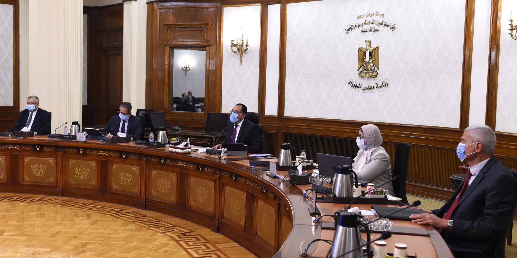 ترأس الدكتور مصطفى مدبولي، رئيس مجلس الوزراء، صباح اليوم، اجتماع اللجنة العليا لإدارة أزمة فيروس كورونا، وذلك بحضور عدد من الوزراء والمسئولين. وأكد رئيس الوزراء فى مستهل الاجتماع أهمية التوسع في توفير اللقاحات المضادة لفيروس كورونا لتطعيم المواطنين باعتبارها خطوة هامة في التصدي لهذا الوباء وتقليل فرص الإصابة به، مشددأً على أن استمرار اتباع الإجراءات الاحترازية والوقائية ضرورة لعدم تجدد انتشار الفيروس. وشدد الدكتور مصطفى مدبولي على أن الأولوية الأولى خلال هذه المرحلة في هذا الملف، ستكون لتطعيم العاملين في قطاع التعليم الجامعي، من أعضاء هيئات التدريس، الموظفين والعاملين وكذا الطلاب، وذلك تنفيذاً لتوجيهات الرئيس عبد الفتاح السيسي، رئيس الجمهورية، بإعداد الخطة التنفيذية لتطعيم كوادر الجامعات والمعاهد من طلاب وهيئة التدريس والعاملين والموظفين، تزامناً مع بداية العام الدراسي الجديد. وأضاف مدبولي أن هذه الأولوية ستشمل كذلك تطعيم العاملين في قطاع التعليم قبل الجامعي، من المدرسين والموظفين والعمال بالمدارس، حتى يتسنى لنا بدء العام الدراسي المقبل بأمان ودون قلق من انتشار الفيروس، مع استكمال تطعيم العاملين بوحدات الجهات الإداري للدولة، لافتاً إلى أن التطعيم يُعد درعا يقي المجتمع من هذا الخطر. وأكد الدكتور مصطفى مدبولي أن تصنيع اللقاحات محلياً يعد خياراً استراتيجياً، مشيراً في هذا الصدد إلى استمرار الدولة في جهودها لتصنيع اللقاحات محلياً، وكذا استقدام شركات كبرى للتعاون في تصنيع اللقاحات وتوفيرها للاستهلاك المحلي، وكذا توفيرها للأشقاء بالدول الإفريقية، في ضوء ما تتمتع به مصر من إمكانات كبيرة للتصنيع حالياً. وأوضح السفير نادر سعد، المتحدث الرسمى لرئاسة مجلس الوزراء أنه يتم حالياً حصر أعداد كل العاملين في قطاع التعليم قبل الجامعي، من حصل منهم على اللقاح، ومن لم يحصل، والتنسيق بين وزارتي التربية والتعليم والصحة بهدف سرعة الإنتهاء من تطعيمهم، بمن فيهم العاملون في المدارس الخاصة، مضيفاً أنه يتم حالياً التنسيق بين وزارتي التعليم العالي والصحة، بهدف تطعيم كل العاملين في قطاع التعليم العالي، وكذلك الطلاب، لافتاً إلى أن وزارة الصحة ستوفر كل التطعيمات اللازمة، لتتولى الكوادر الطبية بوزارة التعليم العالي أعمال تطعيم العاملين في هذا القطاع وكذلك الطلاب، كما سيتم التنسيق بشأن تطعيم الطلاب المسافرين للتعليم في الخارج، وسرعة حصولهم على اللقاح. وقال سعد: تمت الإشارة خلال الاجتماع، إلى أنه تم تطعيم أكثر من 90% من المسنين بدور الرعاية، والجهود مستمرة لتطعيم الباقين، فى إطار الجهود الكبيرة التى تبذلها وزارة الصحة في هذا الإطار. وخلال الاجتماع، قدمت الدكتورة هالة زايد، وزيرة الصحة والسكان، عرضاً حول آخر المستجدات الخاصة بالتعامل مع أزمة فيروس كورونا، مشيرة إلى أن معدل الاصابات الاسبوعى يشهد ارتفاعاً خلال هذه الفترة. وتناولت وزيرة الصحة الوضع الوبائي العالمي، موضحة نسب التغير الأسبوعي فى حجم الإصابات والوفيات، والتى شهدت ارتفاعاً، حيث سجلت الإصابات زيادة وصلت إلى 6.03%، و3.7 % بالنسبة للوفيات، مضيفة أنه تم الإبلاغ عن حوالى 200 مليون إصابة عالميا بـ COVID-19 بحلول الأسبوع الماضى، منها 100 مليون إصابة فقط فى خلال 6 أشهر، ومن المتوقع الوصول الى 300 مليون إصابة بحلول 2022، منوهة كذلك إلى موقف متغيرات الفيروس على المستوى العالمى. وفيما يتعلق بجهود التوسع فى إقامة المزيد من مراكز تلقى اللقاحات ضد فيروس كورونا، أشارت وزيرة الصحة إلى أن إجمالي عدد المراكز وصل إلى 580 مركزاً على مستوى الجمهورية، منها 134 مركزا للسفر، منوهة فى هذا الصدد إلى أنه تم ارسال 5 ملايين و 788 ألف رسالة للمواطنين الذين قاموا بالتسجيل، لافتة إلى الموقف اليومي لتلقى اللقاحات، حيث وصل إجمالي المواطنين الذين حصلوا على اللقاح يوم أمس الأحد أكثر من 155 ألفا ما بين الجرعة الأولى والثانية. وتناولت وزيرة الصحة موقف توريد مختلف اللقاحات ضد فيروس كورونا، مشيرة إلى أن اجمالى الجرعات الموردة، موضحة كذلك الكميات المخطط استلامها خلال الفترة المقبلة. ونوهت وزيرة الصحة إلى الزيارة التى قام بها رئيس بنك الاستثمار الأفريقى إلى مصر على هامش إستلام أول دفعة من جرعات "جونسون آند جونسون"، مشيرة إلى أن اللقاء تناول الخطة التي تتبناها شركة "موديرنا" للشراكة في إنشاء 20 نقطة تصنيع للقاح على مستوى العالم بالتعاون مع منظمة الصحة العالمية، وفى هذا الصدد عرض رئيس البنك ان يقوم تحالف "AVAT" بشراء 100% من المنتج حال دخول فاكسيرا في هذه الشراكة. وأشارت الوزيرة خلال الاجتماع إلى المخطط التنفيذي للوصول للمواطنين في المرحلة القادمة لتلقيهم اللقاح، موضحة أنه يتم العمل على تقديم الجرعة الأولى، والثانية للمواطنين، سعياً لتقديم الخدمة إلى نحو 800 ألف مواطن يومياً، وهو ما يسهم خلال متوسط 88 يوما فى الوصول إلى 35 مليونا و 353 ألف مواطن. وتطرقت الوزيرة خلال الاجتماع إلى ضوابط تطعيم العاملين بكل من وزارتى التعليم العالى والبحث العلمي، والتربية والتعليم والتعليم الفنى، مشيرة إلى أنه فيما يتعلق بتطعيم العاملين بالجامعات والمعاهد والمراكز البحثية، تلتزم نقاط التطعيم التي تم تخصيصها بالمستشفيات الجامعية لتطعيم الأطقم الطبية بتغطية تطعيم باقي العاملين بكل جامعة، كما يقوم كل معهد ومركز بحثي بإنشاء عيادة تطعيم ثابتة بداخله، على أن تقوم وزارة الصحة بدعم تلك النقاط بالكوادر الطبية (حال عدم توافرها) والأجهزة المخصصة لتسجيل التطعيم وكذلك الطعوم التي تناسب عدد العاملين بكل جهة، وتلتزم جميع المنشآت التابعة لوزارة التعليم العالي بإرسال أعداد تقديرية للعاملين بكل جهة لمديري مديريات الشئون الصحية للتنسيق، كما تلتزم جميع نقاط التطعيم بالانتهاء من تطعيم الجرعة الثانية قبيل بداية العام الدراسي، وأن تقوم وزارة التعليم العالي بالتنبيه على العاملين بالالتزام بالحضور وتلقي الجرعات لجميع العاملين في الجهات التابعة لها من جميع الفئات. وفيما يخص تطعيم الطلبة الجامعيين، تقوم مستشفيات الطلبة بتطعيم الطلبة الجدد وقت توقيع الكشف الطبي من خلال نقاط ثابتة بتلك المستشفيات يتم مدها بالأجهزة والطعوم من خلال وزارة الصحة، كما تقوم هذه المستشفيات بعمل جداول لتطعيم الفرق الدراسية تباعاً. وأوضحت وزيرة الصحة أن ضوابط تطعيم العاملين بوزارة التربية والتعليم والتعليم الفني، تتضمن تحديد وزارة الصحة من خلال بوابة الحجز للقاحات إختيار (العاملين بالتربية والتعليم)، ليقوم العاملون بالوزارة بإختياره أثناء إتمام الحجز، على أن تقوم وزارة التربية والتعليم والتنبيه على العاملين بسرعة التسجيل بحد أقصى ٧ سبتمبر ٢٠٢١، مضيفة أن الوزارة ستقوم بإرسال رسائل للحاجزين على الموقع بحيث يتم الانتهاء خلال منتصف سبتمبر على الأكثر من تطعيم جميع القائمين بالحجز والانتهاء من الجرعة الثانية قبيل بداية العام الدراسي. #رئاسة_مجلس_الوزراء