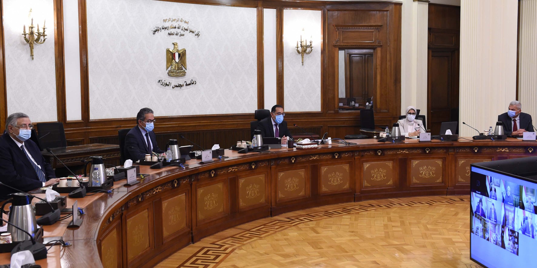 ترأس الدكتور مصطفى مدبولي، رئيس مجلس الوزراء، صباح اليوم، اجتماع اللجنة العليا لإدارة أزمة فيروس كورونا، وذلك بحضور عدد من الوزراء والمسئولين. وأكد رئيس الوزراء فى مستهل الاجتماع أهمية التوسع في توفير اللقاحات المضادة لفيروس كورونا لتطعيم المواطنين باعتبارها خطوة هامة في التصدي لهذا الوباء وتقليل فرص الإصابة به، مشددأً على أن استمرار اتباع الإجراءات الاحترازية والوقائية ضرورة لعدم تجدد انتشار الفيروس. وشدد الدكتور مصطفى مدبولي على أن الأولوية الأولى خلال هذه المرحلة في هذا الملف، ستكون لتطعيم العاملين في قطاع التعليم الجامعي، من أعضاء هيئات التدريس، الموظفين والعاملين وكذا الطلاب، وذلك تنفيذاً لتوجيهات الرئيس عبد الفتاح السيسي، رئيس الجمهورية، بإعداد الخطة التنفيذية لتطعيم كوادر الجامعات والمعاهد من طلاب وهيئة التدريس والعاملين والموظفين، تزامناً مع بداية العام الدراسي الجديد. وأضاف مدبولي أن هذه الأولوية ستشمل كذلك تطعيم العاملين في قطاع التعليم قبل الجامعي، من المدرسين والموظفين والعمال بالمدارس، حتى يتسنى لنا بدء العام الدراسي المقبل بأمان ودون قلق من انتشار الفيروس، مع استكمال تطعيم العاملين بوحدات الجهات الإداري للدولة، لافتاً إلى أن التطعيم يُعد درعا يقي المجتمع من هذا الخطر. وأكد الدكتور مصطفى مدبولي أن تصنيع اللقاحات محلياً يعد خياراً استراتيجياً، مشيراً في هذا الصدد إلى استمرار الدولة في جهودها لتصنيع اللقاحات محلياً، وكذا استقدام شركات كبرى للتعاون في تصنيع اللقاحات وتوفيرها للاستهلاك المحلي، وكذا توفيرها للأشقاء بالدول الإفريقية، في ضوء ما تتمتع به مصر من إمكانات كبيرة للتصنيع حالياً. وأوضح السفير نادر سعد، المتحدث الرسمى لرئاسة مجلس الوزراء أنه يتم حالياً حصر أعداد كل العاملين في قطاع التعليم قبل الجامعي، من حصل منهم على اللقاح، ومن لم يحصل، والتنسيق بين وزارتي التربية والتعليم والصحة بهدف سرعة الإنتهاء من تطعيمهم، بمن فيهم العاملون في المدارس الخاصة، مضيفاً أنه يتم حالياً التنسيق بين وزارتي التعليم العالي والصحة، بهدف تطعيم كل العاملين في قطاع التعليم العالي، وكذلك الطلاب، لافتاً إلى أن وزارة الصحة ستوفر كل التطعيمات اللازمة، لتتولى الكوادر الطبية بوزارة التعليم العالي أعمال تطعيم العاملين في هذا القطاع وكذلك الطلاب، كما سيتم التنسيق بشأن تطعيم الطلاب المسافرين للتعليم في الخارج، وسرعة حصولهم على اللقاح. وقال سعد: تمت الإشارة خلال الاجتماع، إلى أنه تم تطعيم أكثر من 90% من المسنين بدور الرعاية، والجهود مستمرة لتطعيم الباقين، فى إطار الجهود الكبيرة التى تبذلها وزارة الصحة في هذا الإطار. وخلال الاجتماع، قدمت الدكتورة هالة زايد، وزيرة الصحة والسكان، عرضاً حول آخر المستجدات الخاصة بالتعامل مع أزمة فيروس كورونا، مشيرة إلى أن معدل الاصابات الاسبوعى يشهد ارتفاعاً خلال هذه الفترة. وتناولت وزيرة الصحة الوضع الوبائي العالمي، موضحة نسب التغير الأسبوعي فى حجم الإصابات والوفيات، والتى شهدت ارتفاعاً، حيث سجلت الإصابات زيادة وصلت إلى 6.03%، و3.7 % بالنسبة للوفيات، مضيفة أنه تم الإبلاغ عن حوالى 200 مليون إصابة عالميا بـ COVID-19 بحلول الأسبوع الماضى، منها 100 مليون إصابة فقط فى خلال 6 أشهر، ومن المتوقع الوصول الى 300 مليون إصابة بحلول 2022، منوهة كذلك إلى موقف متغيرات الفيروس على المستوى العالمى. وفيما يتعلق بجهود التوسع فى إقامة المزيد من مراكز تلقى اللقاحات ضد فيروس كورونا، أشارت وزيرة الصحة إلى أن إجمالي عدد المراكز وصل إلى 580 مركزاً على مستوى الجمهورية، منها 134 مركزا للسفر، منوهة فى هذا الصدد إلى أنه تم ارسال 5 ملايين و 788 ألف رسالة للمواطنين الذين قاموا بالتسجيل، لافتة إلى الموقف اليومي لتلقى اللقاحات، حيث وصل إجمالي المواطنين الذين حصلوا على اللقاح يوم أمس الأحد أكثر من 155 ألفا ما بين الجرعة الأولى والثانية. وتناولت وزيرة الصحة موقف توريد مختلف اللقاحات ضد فيروس كورونا، مشيرة إلى أن اجمالى الجرعات الموردة، موضحة كذلك الكميات المخطط استلامها خلال الفترة المقبلة. ونوهت وزيرة الصحة إلى الزيارة التى قام بها رئيس بنك الاستثمار الأفريقى إلى مصر على هامش إستلام أول دفعة من جرعات "جونسون آند جونسون"، مشيرة إلى أن اللقاء تناول الخطة التي تتبناها شركة "موديرنا" للشراكة في إنشاء 20 نقطة تصنيع للقاح على مستوى العالم بالتعاون مع منظمة الصحة العالمية، وفى هذا الصدد عرض رئيس البنك ان يقوم تحالف "AVAT" بشراء 100% من المنتج حال دخول فاكسيرا في هذه الشراكة. وأشارت الوزيرة خلال الاجتماع إلى المخطط التنفيذي للوصول للمواطنين في المرحلة القادمة لتلقيهم اللقاح، موضحة أنه يتم العمل على تقديم الجرعة الأولى، والثانية للمواطنين، سعياً لتقديم الخدمة إلى نحو 800 ألف مواطن يومياً، وهو ما يسهم خلال متوسط 88 يوما فى الوصول إلى 35 مليونا و 353 ألف مواطن. وتطرقت الوزيرة خلال الاجتماع إلى ضوابط تطعيم العاملين بكل من وزارتى التعليم العالى والبحث العلمي، والتربية والتعليم والتعليم الفنى، مشيرة إلى أنه فيما يتعلق بتطعيم العاملين بالجامعات والمعاهد والمراكز البحثية، تلتزم نقاط التطعيم التي تم تخصيصها بالمستشفيات الجامعية لتطعيم الأطقم الطبية بتغطية تطعيم باقي العاملين بكل جامعة، كما يقوم كل معهد ومركز بحثي بإنشاء عيادة تطعيم ثابتة بداخله، على أن تقوم وزارة الصحة بدعم تلك النقاط بالكوادر الطبية (حال عدم توافرها) والأجهزة المخصصة لتسجيل التطعيم وكذلك الطعوم التي تناسب عدد العاملين بكل جهة، وتلتزم جميع المنشآت التابعة لوزارة التعليم العالي بإرسال أعداد تقديرية للعاملين بكل جهة لمديري مديريات الشئون الصحية للتنسيق، كما تلتزم جميع نقاط التطعيم بالانتهاء من تطعيم الجرعة الثانية قبيل بداية العام الدراسي، وأن تقوم وزارة التعليم العالي بالتنبيه على العاملين بالالتزام بالحضور وتلقي الجرعات لجميع العاملين في الجهات التابعة لها من جميع الفئات. وفيما يخص تطعيم الطلبة الجامعيين، تقوم مستشفيات الطلبة بتطعيم الطلبة الجدد وقت توقيع الكشف الطبي من خلال نقاط ثابتة بتلك المستشفيات يتم مدها بالأجهزة والطعوم من خلال وزارة الصحة، كما تقوم هذه المستشفيات بعمل جداول لتطعيم الفرق الدراسية تباعاً. وأوضحت وزيرة الصحة أن ضوابط تطعيم العاملين بوزارة التربية والتعليم والتعليم الفني، تتضمن تحديد وزارة الصحة من خلال بوابة الحجز للقاحات إختيار (العاملين بالتربية والتعليم)، ليقوم العاملون بالوزارة بإختياره أثناء إتمام الحجز، على أن تقوم وزارة التربية والتعليم والتنبيه على العاملين بسرعة التسجيل بحد أقصى ٧ سبتمبر ٢٠٢١، مضيفة أن الوزارة ستقوم بإرسال رسائل للحاجزين على الموقع بحيث يتم الانتهاء خلال منتصف سبتمبر على الأكثر من تطعيم جميع القائمين بالحجز والانتهاء من الجرعة الثانية قبيل بداية العام الدراسي. #رئاسة_مجلس_الوزراء