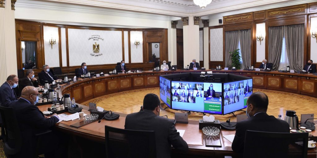 ترأس الدكتور مصطفى مدبولي، رئيس مجلس الوزراء، صباح اليوم، اجتماع اللجنة العليا لإدارة أزمة فيروس كورونا، وذلك بحضور عدد من الوزراء والمسئولين. وأكد رئيس الوزراء فى مستهل الاجتماع أهمية التوسع في توفير اللقاحات المضادة لفيروس كورونا لتطعيم المواطنين باعتبارها خطوة هامة في التصدي لهذا الوباء وتقليل فرص الإصابة به، مشددأً على أن استمرار اتباع الإجراءات الاحترازية والوقائية ضرورة لعدم تجدد انتشار الفيروس. وشدد الدكتور مصطفى مدبولي على أن الأولوية الأولى خلال هذه المرحلة في هذا الملف، ستكون لتطعيم العاملين في قطاع التعليم الجامعي، من أعضاء هيئات التدريس، الموظفين والعاملين وكذا الطلاب، وذلك تنفيذاً لتوجيهات الرئيس عبد الفتاح السيسي، رئيس الجمهورية، بإعداد الخطة التنفيذية لتطعيم كوادر الجامعات والمعاهد من طلاب وهيئة التدريس والعاملين والموظفين، تزامناً مع بداية العام الدراسي الجديد. وأضاف مدبولي أن هذه الأولوية ستشمل كذلك تطعيم العاملين في قطاع التعليم قبل الجامعي، من المدرسين والموظفين والعمال بالمدارس، حتى يتسنى لنا بدء العام الدراسي المقبل بأمان ودون قلق من انتشار الفيروس، مع استكمال تطعيم العاملين بوحدات الجهات الإداري للدولة، لافتاً إلى أن التطعيم يُعد درعا يقي المجتمع من هذا الخطر. وأكد الدكتور مصطفى مدبولي أن تصنيع اللقاحات محلياً يعد خياراً استراتيجياً، مشيراً في هذا الصدد إلى استمرار الدولة في جهودها لتصنيع اللقاحات محلياً، وكذا استقدام شركات كبرى للتعاون في تصنيع اللقاحات وتوفيرها للاستهلاك المحلي، وكذا توفيرها للأشقاء بالدول الإفريقية، في ضوء ما تتمتع به مصر من إمكانات كبيرة للتصنيع حالياً. وأوضح السفير نادر سعد، المتحدث الرسمى لرئاسة مجلس الوزراء أنه يتم حالياً حصر أعداد كل العاملين في قطاع التعليم قبل الجامعي، من حصل منهم على اللقاح، ومن لم يحصل، والتنسيق بين وزارتي التربية والتعليم والصحة بهدف سرعة الإنتهاء من تطعيمهم، بمن فيهم العاملون في المدارس الخاصة، مضيفاً أنه يتم حالياً التنسيق بين وزارتي التعليم العالي والصحة، بهدف تطعيم كل العاملين في قطاع التعليم العالي، وكذلك الطلاب، لافتاً إلى أن وزارة الصحة ستوفر كل التطعيمات اللازمة، لتتولى الكوادر الطبية بوزارة التعليم العالي أعمال تطعيم العاملين في هذا القطاع وكذلك الطلاب، كما سيتم التنسيق بشأن تطعيم الطلاب المسافرين للتعليم في الخارج، وسرعة حصولهم على اللقاح. وقال سعد: تمت الإشارة خلال الاجتماع، إلى أنه تم تطعيم أكثر من 90% من المسنين بدور الرعاية، والجهود مستمرة لتطعيم الباقين، فى إطار الجهود الكبيرة التى تبذلها وزارة الصحة في هذا الإطار. وخلال الاجتماع، قدمت الدكتورة هالة زايد، وزيرة الصحة والسكان، عرضاً حول آخر المستجدات الخاصة بالتعامل مع أزمة فيروس كورونا، مشيرة إلى أن معدل الاصابات الاسبوعى يشهد ارتفاعاً خلال هذه الفترة. وتناولت وزيرة الصحة الوضع الوبائي العالمي، موضحة نسب التغير الأسبوعي فى حجم الإصابات والوفيات، والتى شهدت ارتفاعاً، حيث سجلت الإصابات زيادة وصلت إلى 6.03%، و3.7 % بالنسبة للوفيات، مضيفة أنه تم الإبلاغ عن حوالى 200 مليون إصابة عالميا بـ COVID-19 بحلول الأسبوع الماضى، منها 100 مليون إصابة فقط فى خلال 6 أشهر، ومن المتوقع الوصول الى 300 مليون إصابة بحلول 2022، منوهة كذلك إلى موقف متغيرات الفيروس على المستوى العالمى. وفيما يتعلق بجهود التوسع فى إقامة المزيد من مراكز تلقى اللقاحات ضد فيروس كورونا، أشارت وزيرة الصحة إلى أن إجمالي عدد المراكز وصل إلى 580 مركزاً على مستوى الجمهورية، منها 134 مركزا للسفر، منوهة فى هذا الصدد إلى أنه تم ارسال 5 ملايين و 788 ألف رسالة للمواطنين الذين قاموا بالتسجيل، لافتة إلى الموقف اليومي لتلقى اللقاحات، حيث وصل إجمالي المواطنين الذين حصلوا على اللقاح يوم أمس الأحد أكثر من 155 ألفا ما بين الجرعة الأولى والثانية. وتناولت وزيرة الصحة موقف توريد مختلف اللقاحات ضد فيروس كورونا، مشيرة إلى أن اجمالى الجرعات الموردة، موضحة كذلك الكميات المخطط استلامها خلال الفترة المقبلة. ونوهت وزيرة الصحة إلى الزيارة التى قام بها رئيس بنك الاستثمار الأفريقى إلى مصر على هامش إستلام أول دفعة من جرعات "جونسون آند جونسون"، مشيرة إلى أن اللقاء تناول الخطة التي تتبناها شركة "موديرنا" للشراكة في إنشاء 20 نقطة تصنيع للقاح على مستوى العالم بالتعاون مع منظمة الصحة العالمية، وفى هذا الصدد عرض رئيس البنك ان يقوم تحالف "AVAT" بشراء 100% من المنتج حال دخول فاكسيرا في هذه الشراكة. وأشارت الوزيرة خلال الاجتماع إلى المخطط التنفيذي للوصول للمواطنين في المرحلة القادمة لتلقيهم اللقاح، موضحة أنه يتم العمل على تقديم الجرعة الأولى، والثانية للمواطنين، سعياً لتقديم الخدمة إلى نحو 800 ألف مواطن يومياً، وهو ما يسهم خلال متوسط 88 يوما فى الوصول إلى 35 مليونا و 353 ألف مواطن. وتطرقت الوزيرة خلال الاجتماع إلى ضوابط تطعيم العاملين بكل من وزارتى التعليم العالى والبحث العلمي، والتربية والتعليم والتعليم الفنى، مشيرة إلى أنه فيما يتعلق بتطعيم العاملين بالجامعات والمعاهد والمراكز البحثية، تلتزم نقاط التطعيم التي تم تخصيصها بالمستشفيات الجامعية لتطعيم الأطقم الطبية بتغطية تطعيم باقي العاملين بكل جامعة، كما يقوم كل معهد ومركز بحثي بإنشاء عيادة تطعيم ثابتة بداخله، على أن تقوم وزارة الصحة بدعم تلك النقاط بالكوادر الطبية (حال عدم توافرها) والأجهزة المخصصة لتسجيل التطعيم وكذلك الطعوم التي تناسب عدد العاملين بكل جهة، وتلتزم جميع المنشآت التابعة لوزارة التعليم العالي بإرسال أعداد تقديرية للعاملين بكل جهة لمديري مديريات الشئون الصحية للتنسيق، كما تلتزم جميع نقاط التطعيم بالانتهاء من تطعيم الجرعة الثانية قبيل بداية العام الدراسي، وأن تقوم وزارة التعليم العالي بالتنبيه على العاملين بالالتزام بالحضور وتلقي الجرعات لجميع العاملين في الجهات التابعة لها من جميع الفئات. وفيما يخص تطعيم الطلبة الجامعيين، تقوم مستشفيات الطلبة بتطعيم الطلبة الجدد وقت توقيع الكشف الطبي من خلال نقاط ثابتة بتلك المستشفيات يتم مدها بالأجهزة والطعوم من خلال وزارة الصحة، كما تقوم هذه المستشفيات بعمل جداول لتطعيم الفرق الدراسية تباعاً. وأوضحت وزيرة الصحة أن ضوابط تطعيم العاملين بوزارة التربية والتعليم والتعليم الفني، تتضمن تحديد وزارة الصحة من خلال بوابة الحجز للقاحات إختيار (العاملين بالتربية والتعليم)، ليقوم العاملون بالوزارة بإختياره أثناء إتمام الحجز، على أن تقوم وزارة التربية والتعليم والتنبيه على العاملين بسرعة التسجيل بحد أقصى ٧ سبتمبر ٢٠٢١، مضيفة أن الوزارة ستقوم بإرسال رسائل للحاجزين على الموقع بحيث يتم الانتهاء خلال منتصف سبتمبر على الأكثر من تطعيم جميع القائمين بالحجز والانتهاء من الجرعة الثانية قبيل بداية العام الدراسي. #رئاسة_مجلس_الوزراء