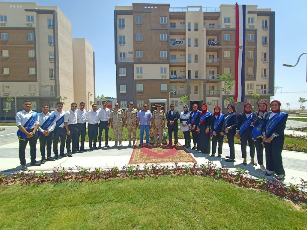شارك عدد من طلاب جامعة بنها، في فعاليات افتتاح الرئيس عبد الفتاح السيسي عددا من المشروعات السكنية بالمدن الجديدة وذلك فى إطار التنسيق بين قيادة قوات الدفاع الشعبى والعسكرى و جامعة بنها. وتضمنت الافتتاحات مشروع الإسكان الاجتماعي بمدينة 15 مايو كما افتتح السيسي مشروع الإسكان المتوسط دار مصر بمدينة 15 مايو، والمرحلة الأولى من الإسكان الاجتماعي بمدينة بدر ، وأيضا مشروع سكن مصر بمدينة القاهرة الجديدة ، وسكن مصر بالعبور الجديدة. جاء ذلك بناء على توجيهات الدكتور ناصر الجيزاوي القائم بأعمال رئيس جامعة بنها والدكتور تامر سمير نائب رئيس الجامعة لشؤون التعليم والطلاب وبحضور الدكتور خالد عيسوي منسق عام الأنشطة الطلابية والعقيد أ. ح سامى قشطة مدير ادارة التربية العسكرية. وقال الرئيس عبدالفتاح السيسي أن الهدف من المشروعات القومية التى تنفذها الدولة فى مختلف القطاعات هو تحسين حياة المواطنين.