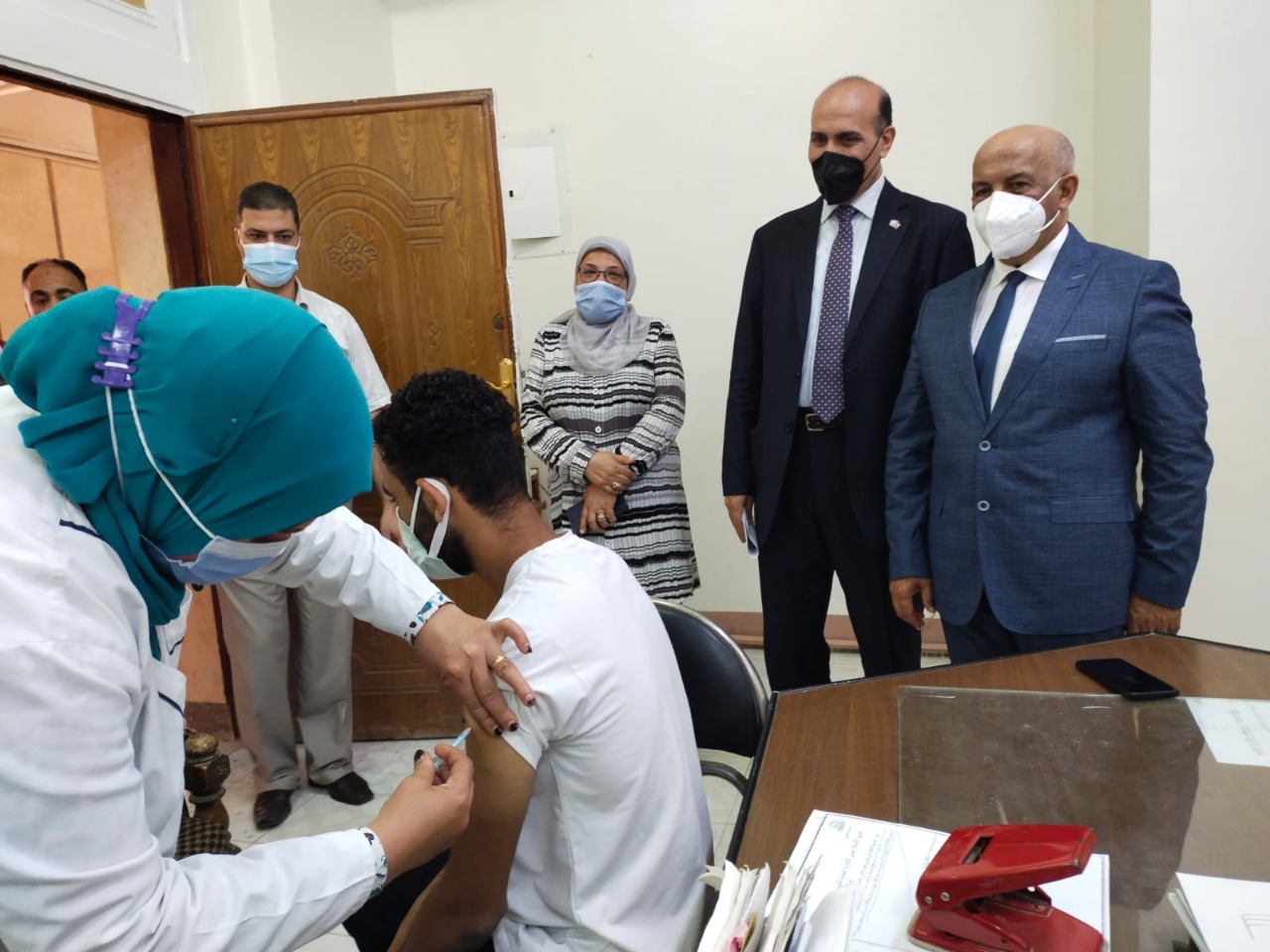 نائب رئيس جامعة الزقازيق لشئون التعليم والطلاب يتفقد سير العمل بمقرات التطعيم ضد فيروس كورونا بالجامعة