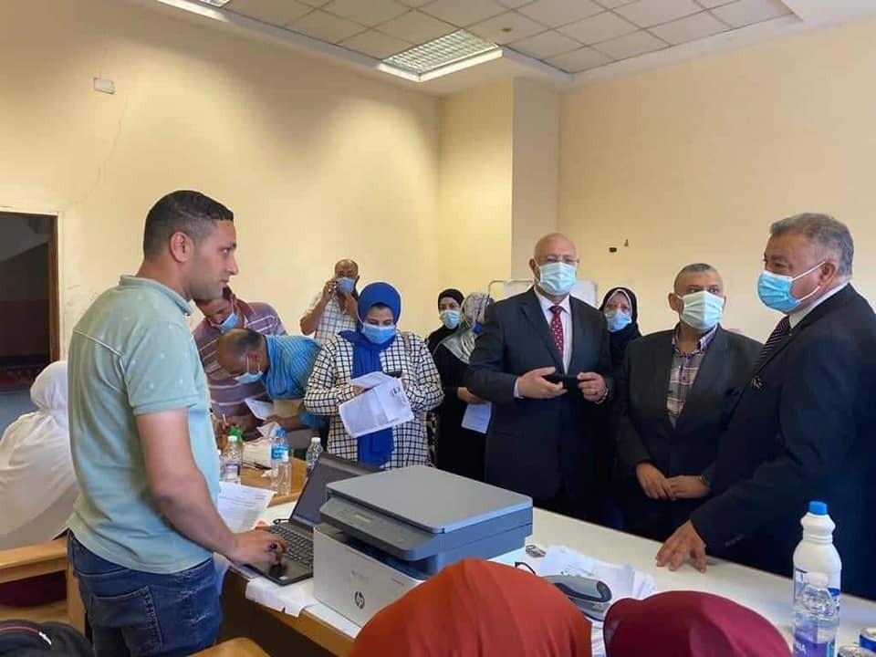 واصلت الفرق المتنقلة أعمالها لتطعيم منتسبي جامعة بنها وسط إقبالا ملحوظا من الطلاب والعاملين وأعضاء هيئة التدريس للتطعيم ضد فيروس كورونا المستجد. وقال الدكتور ناصر الجيزاوي القائم بأعمال رئيس الجامعة ان اليوم الثاني للفرق المتنقلة بكلية الحاسبات والذكاء الاصطناعى والفنون التطبيقية قد شهد تطعيم ٦٠٢ من منتسبي الجامعة بلقاح كورونا. من ناحية أخرى تفقد الدكتور تامر سمير نائب رئيس الجامعة لشئون التعليم والطلاب والدكتور جمال سوسة المشرف على قطاع خدمة المجتمع وتنمية البيئة أعمال التطعيم خلال اليومين السابقين للوقوف على سير العمل وتطعيم الطلاب وأعضاء هيئة التدريس والعاملين بكلية الحاسبات والذكاء الاصطناعي والفنون التطبيقية. يذكر أن تطعيم الفرق المتنقلة فى الكليات يأتي بجانب النقطة الثابتة التى تعمل أيضا لتطعيم منتسبي الجامعة في معمل الباثولوجيا الإكلينيكية بمستشفى بنها الجامعي بإشراف الدكتور عمرو الدخاخنى المدير التنفيذى للمستشفى الجامعى والدكتورة عبير السيد مدير إدارة مكافحة.