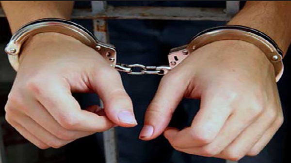 قرر قاضى المعارضات بمحكمة بنها تجديد حبس سائق قتل زوجته طعنا بالسكين فى مساكن طابا دائرة قسم أول بنها بسبب خلاف على مصروف المنزل وإعداد الطعام له فيما اعترف المتهم بجريمته أمام جهات التحقيق وقام بتمثيل الواقعة تفصيلا أمام فريق النيابة العامة والمعمل الجنائى الذى انتقل لمعاينة المكان الواقعة. اقرأ أيضاً: زوج يذبح زوجته ببنها بسبب خلافات على مصروفات المنزل وتلقت مديرية أمن القليوبية إخطارا من مباحث قسم أول بنها يفيد تلقية بلاغا من الأهالي بنشوب مشاجرة بين زوجين بمنزلهما بمنطقة طابا ببنها ومصرع الزوجة. انتقلت الأجهزة الأمنية والفحص تبين نشوب مشاجرة بين" ا ح " سائق وزوجته وتدعى "ه س" 26 سنه بسبب الخلافات المنزلية وتوصلت التحريات أن السبب في الواقعة الخلاف على مصروف البيت وعدم إعدادها الطعام له عند عودته من العمل وتم نقل الجثة الى مستشفى بنها العام وتم التحفظ على الزوج تحت تصرف النيابة