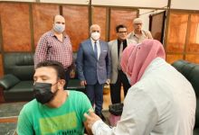 Photo of نائب رئيس جامعة الزقازيق يتفقد سير العمل بمقرات التطعيم ضد فيروس كورونا بالجامعة