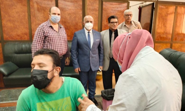 Photo of نائب رئيس جامعة الزقازيق يتفقد سير العمل بمقرات التطعيم ضد فيروس كورونا بالجامعة