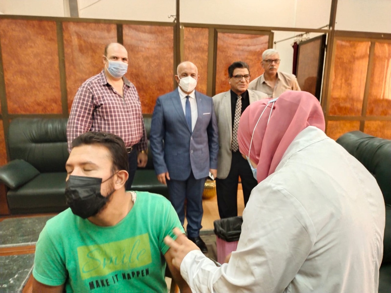 نائب رئيس جامعة الزقازيق لشئون التعليم والطلاب يتفقد سير العمل بمقرات التطعيم ضد فيروس كورونا بالجامعة