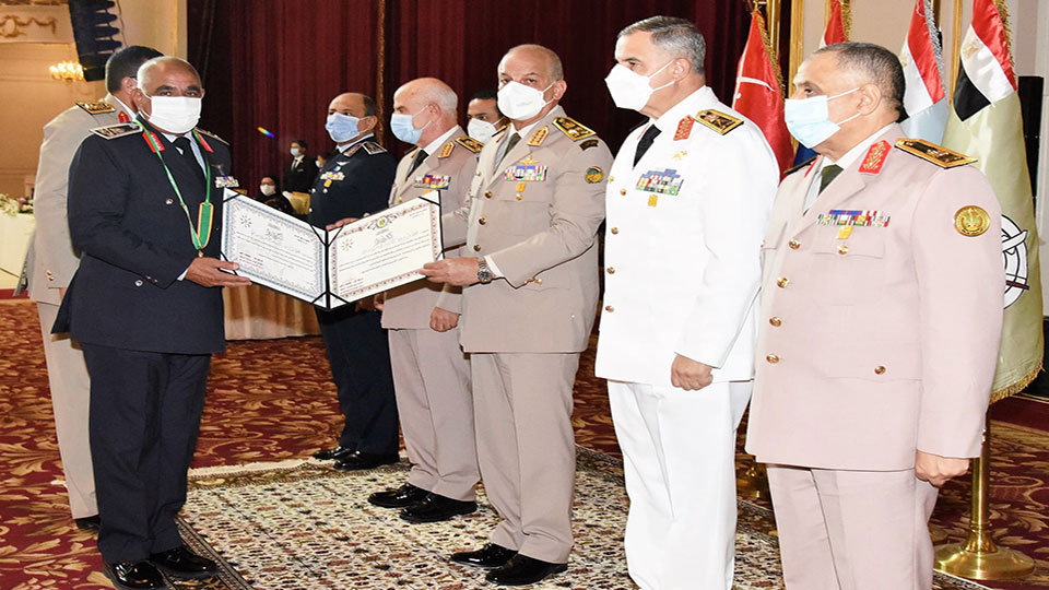 قادة القوات المسلحة المحالين للتقاعد
