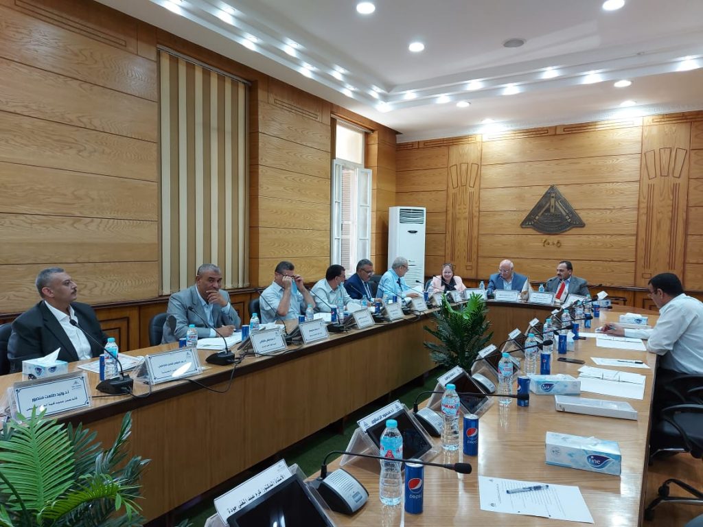 عقد مجلس إدارة المدن الجامعية بجامعة بنها اجتماعه اليوم برئاسة الدكتور تامر سمير نائب رئيس الجامعة لشئون التعليم والطلاب وبحضور الدكتور جمال سوسة المشرف على قطاعي خدمة المجتمع والمدن الجامعية، وشيرين شوقى أمين عام الجامعة، ومشرفى المدن الجامعية، ومديرى عموم المدن الجامعية، والشؤون الطبية، ورعاية الشباب. وقال الدكتور تامر سمير أن المجلس قرر فتح باب التقدم للمدن الجامعية اعتبارا من يوم 22 أغسطس الجارى وحتى يوم 24 سبتمبر القادم على مستوى المدن الجامعية بشبرا ومشتهر وطوخ وبنها على ان يتم اعلان نتائج قبول الطلاب فى الأول من شهر أكتوبر. وأشار " سمير" إلى انه تقرر تسكين الطلاب وفقا لقواعد العام الماضى وهى أن الغرفة الواحدة تضم طالبين فقط، بدلاً من 4 طلاب، حرصاً على وجود تباعد بين الطلاب والتأكيد على تطبيق الإجراءات الاحترازية فى غرف إقامة الطلاب واماكن تواجدهم. من جانبه أضاف الدكتور جمال سوسة أنه تقرر قبول 956 طالب وطالبة فى المدن الجامعية على مستوى جامعة بنها، بالإضافة إلى قبول 176 طالب بالمبنى الفندقى ببنها بتكلفة اقتصادية ليصبح إجمالي ما سيتم قبوله هذا العام نحو 1132 طالب وطالبة . واشار الى ان المدن الجامعية تسعى لتقديم خدمات متميزة وذات جودة عالية سواء فى السكن أو التغذية أو وسائل التريض والترفيه بالإضافة إلى المعاملة الراقية لأبنائنا الطلاب لاسيما وأن المدن الجامعية بجامعة بنها حاصلة على المواصفة القياسية " أيزو ٩٠٠٠١ لسنة ٢٠١٥" فى الجودة الإدارية. وأكد "سوسة" أن شروط القبول بالمدن الجامعية تتضمن أن يكون الطالب من الطلاب النظاميين في مرحلة الليسانس، أو البكالوريوس بإحدى كليات جامعة بنها، وألا يكون الطالب أو الطالبة متزوجا، وأن يكون ناجحا ومنقولا إلى الفرقة الأعلى، وألا يكون قد وقعت على الطالب أو الطالبة أي عقوبات تأديبية داخل الجامعة أو خارجها أو عقوبة الفصل من المدن الجامعية في أي عام سابق. كما تتضمن الشروط أن يكون من الطلاب الملتزمين بالتعليمات وسداد الرسوم أثناء إقامته قبل ذلك بالمدينة، وألا يكون قد انتهت إقامته بالمدينة الجامعية بسبب عدم سداده الرسوم المقررة إلا إذا تم تسوية المستحق عليه بالاضافة الى اثبات لياقة الطالب الصحية.