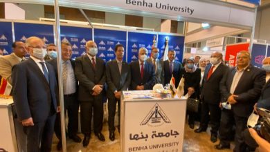 Photo of اقبال طلابي كبير أمام جناح جامعة بنها للتعرف على البرامج الدراسية الجديدة