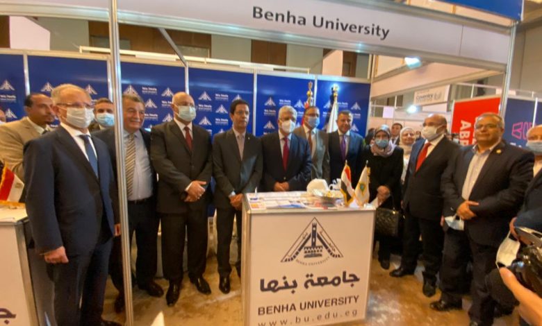 Photo of اقبال طلابي كبير أمام جناح جامعة بنها للتعرف على البرامج الدراسية الجديدة