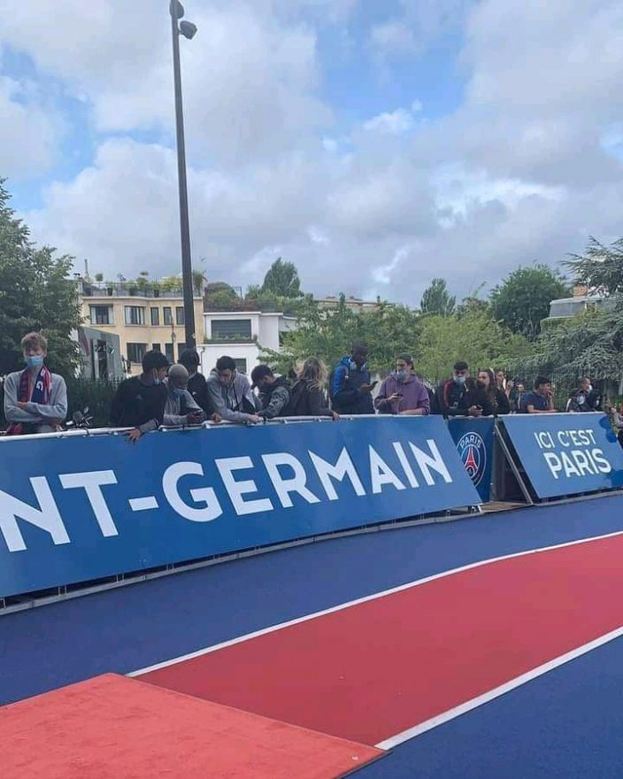 جماهير غفيرة في انتظار وصول ميسي إلى مطار لوبوجي في باريس للتوقيع مع ناديهم