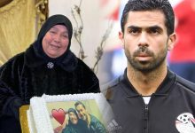 Photo of أحمد فتحي ينعي والدة عميد لاعبي العالم ونجم المنتخب المصري السابق