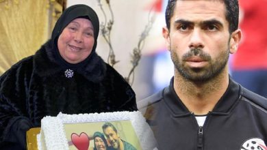 Photo of أحمد فتحي ينعي والدة عميد لاعبي العالم ونجم المنتخب المصري السابق
