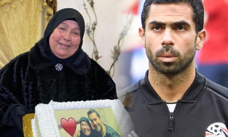 Photo of أحمد فتحي ينعي والدة عميد لاعبي العالم ونجم المنتخب المصري السابق