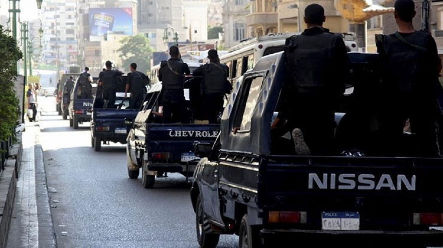 واصلت مديرية أمن القليوبية حملاتها على قرى مركز شرطة طوخ لضبط الخارجين على القانون وتجار المخدرات وحاملي الاسلحة النارية بدون ترخيص حيث تم ضبط 23 تاجر مخدرات و11 قطعة سلاح نارى وابيض واحيلا جميع المتهمين للنيابة فتولت التحقيق تلقى اللواء محسن شعبان مدير امن القليوبية اخطارا من المقدم محمد فتحى رئيس مباحث مركز شرطة طوخ يفيد قيام حملة إستهدفت قرى مركز شرطة طوخ وعدد من الدوائر والأقسام والمراكز اسفرت عن ضبط 19 قضية مخدرات ضُبط خلالها كميات من المواد المخدرة المتنوعة بحوزة 23 متهم لعدد 9 منهم معلومات جنائية و ضبط 11 قطعة سلاح نارى و أبيض وعدد من الطلقات النارية مختلفة الأعيرة بحوزة عدد من المتهمين وضبط 5 متهمين مطلوب ضبطهم وإحضارهم على ذمة قضايا كما تم ضبط 2مراقب هارب وتنفيذ 8247 حكم قضائى متنوع واحيلا جميع المتهمين للنيابة فتولت التحقيق