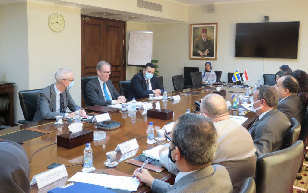 السفير السويدي: مصر محطة جديدة للاستثمار السويدي.. وشركات سويدية مهتمة بالاستثمار في مصر التقى اليوم الدكتور محمد معيط وزير المالية، مع هوكان إيمسجورد السفير السويدي بالقاهرة، بحضور كلاً من الشحات غتوري رئيس مصلحة الجمارك، رضا عبدالقادر ورئيس مصلحة الضرائب، السفير حسام حسن مستشار الوزير للعلاقات الخارجية. قال هوكان إيمسجورد، السفير السويدي بالقاهرة، إن مجتمع الأعمال السويدي يُدرك حجم التطورات الإيجابية التي يشهدها مناخ الاستثمار في مصر. وأشار إيمسجورد، خلال لقائه مع محمد معيط وزير المالية المصري، إلى حرص العديد من الشركات السويدية على استكشاف فرص الاستثمار في مصر، إضافة لكبريات الشركات السويدية التي تعمل بالفعل في السوق المصري. أكد " معيط " أن مصر حريصة على تهيئة المناخ الجاذب للاستثمارات المحلية والأجنبية في شتى المجالات، مشيراً إلى وضع برنامج زمني للانتهاء من تحديث وميكنة المنظومتين الضريبية والجمركية خلال عام 2022، والذي سيؤدي إلى تحفيز الاستثمار والتيسير على مجتمع الأعمال وتشجيع المستثمرين داخل المنطقة قال "إيمسجورد " إن مجتمع الأعمال السويدي يُدرك حجم التطورات الإيجابية التي يشهدها مناخ الاستثمار في مصر، وأن الشركات السويدية حريصة على أن تستثمر في السوق المصري. ناقش الجانبين حركة السياحة السويدية في مصر والتي ستزدهر خلال الفترة القادمة، ومن المؤكد إقامة حوار بين وزارتي المالية بالبلدين لبحث التطورات الاقتصادية العالمية وتأثيراتها، وتبادل الخبرات في مجال السياسات المالية.