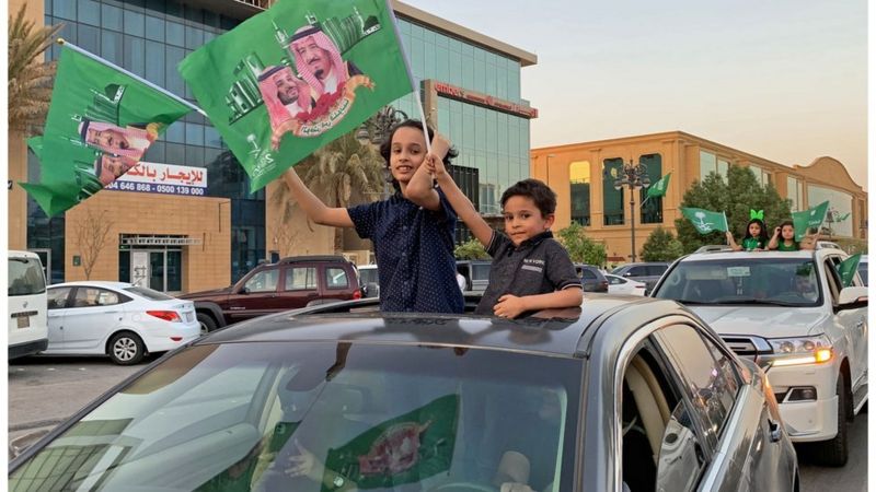 "السعودية" تحتفل بعيدها الوطني الـ 91|نبض العالم حلقت أسراب من الطائرات التابعة للقوات الجوية الملكية السعودية في سماء مدينتي جدة والطائف للقيام بعروض جوية بمناسبة اليوم الوطني الـ91، للمملكة، الذي يصادف الثالث والعشرين من سبتمبر من كل عام. وجاءت العروض، التي وصفتها وسائل إعلام محلية بالمذهلة، ضمن سلسلة من الفعاليات والأنشطة الممتدة على مدار أيام في مناطق مختلفة من المملكة، في مشهد احتفائي ضخم كان تصوره صعباً قبل عدة سنوات. بعث الرئيس عبد الفتاح السيسي برقية تهنئة إلى خادم الحرمين الشريفين، الملك سلمان بن عبد العزيز آل سعود، بهذه المناسبة. وأكد عدد من الوزراء على أهمية الدور الإقليمي والعالمي الفاعل للمملكة في تحقيق الاستقرار السياسي والاقتصادي بمنطقة الشرق الأوسط، منوّهين إلى أن العلاقات بين المملكة ومصر تمثل ركيزة أساسية لتعزيز التعاون المشترك في المجالات كافة وعلى مختلف الأصعدة، فضلاً عن توافق الرؤى وتطابق المواقف بين البلدين تجاه مختلف القضايا والملفات الإقليمية والدولية. وقالت نيفين جامع، وزيرة التجارة والصناعة، إن السعودية تعد ثاني أكبر مستثمر في مصر، باستثمارات تخطت الـ 6 مليارات دولار، موزعة على أكثر من 500 مشروع استثماري، فيما تبوأت مصر المرتبة الثانية في قائمة أكبر الدول التي تم إصدار رخص استثمارية لها بالمملكة عام 2020، بإجمالي 160 رخصة استثمارية. وأضافت أن إجمالي الاستثمارات المصرية في المملكة بلغ 1.4 مليار دولار بنهاية عام 2020، كما شهد حجم التبادل التجاري نمواً بزيادة تخطت الـ 5.5 مليار دولار العام الماضي. ولفت الدكتور على المصيلحي، وزير التموين، إلى النهضة التنموية والاقتصادية والاجتماعية التى تشهدها المملكة حاليًا، وتعد استجابة واعية لمواجهة تحديات الاقتصاد العالمي واهتزازات أسواق البترول العالمية والخروج من دائرة الاعتماد على البترول كمورد رئيس للدخل، بهدف إعادة هيكلة الاقتصاد الوطني والاستثمار الأمثل للموارد. وأضاف أن عدد الشركات السعودية العاملة في مصر والمثبتة في هيئة الاستثمار بلغ حوالى 6280 شركة. وأشار المهندس طارق الملا، وزير البترول، إلى حرص مصر والسعودية على تطوير شراكتيهما الاستراتيجية الممتدة فى المشروعات المشتركة، موضحا أن هذا التعاون البَنّاء بين البلدين أسهم فى بدء أنشطة البحث والاستكشاف للبترول والغاز لأول مرة فى المياه الاقتصادية المصرية بالبحر الأحمر. وأكد محمد سعفان، وزير القوى العاملة، على أهمية الخطوات التى اتخذتها المملكة من أجل تطوير التشريعات والقوانين المختصة بالعمل والعمال لتحسين شروط وظروف العمل وبيئته، مشيرا إلى أن المملكة أصدرت العديد من القرارات لمجابهة جائحة فيروس كورونا، ومنها تعديل لائحة نظام العمل للحد من الآثار السلبية للجائحة، روعى فيها النصوص النظامية والقرارات التنفيذية التى تحكم العلاقة التعاقدية بين العامل وصاحب العمل. ونوهت الدكتورة هالة السعيد، وزيرة التخطيط والتنمية الاقتصادية، إلى ما تشهده المملكة من نهضة حقيقية في جميع المجالات وفقا لرؤية «المملكة 2030»، مؤكدة أن السعودية شريك اقتصادي وسياسي مهم لمصر، معربة في الوقت ذاته عن تطلعها إلى المزيد من التعاون والتنسيق بما يخدم مصالح البلدين الشقيقين. وأكد الدكتور خالد عبد الغفار، وزير التعليم العالي والبحث العلمي، أن التعاون العلمي والتعليمي بين المؤسسات التعليمية المصرية والمؤسسات التعليمية بالمملكة يشهد طفرة كبيرة في الوقت الحالي، في إطار العلاقات المصرية- السعودية الوطيدة على مختلف المستويات، مشيرا إلى التعاون التعليمي على مستوى هيئة التدريس فى الجامعات السعودية الحكومية والخاصة، وفى التخصصات المختلفة، فضلًا عن التعاون البحثى المشترك بين البلدين. وأقام سفير المملكة فى القاهرة، أسامة بن أحمد نقلى، أمس، حفل استقبال للمواطنين السعوديين المقيمين فى مصر، بحضور الملحقين ومديرى المكاتب ومنسوبى السفارة.