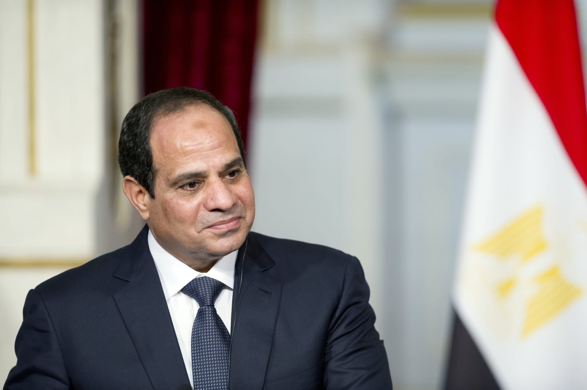 صرح الرئيس عبد الفتاح السيسي أن غير المصريين الذين يعيشون في مصر ممكن يكونوا عدد سكان دولتين أو اكثر لهم موازناتهم وأنفاقهم العام مؤكدا أن هناك نحو 5 - 6 ملايين من غير المصرين يعيشون وسطنا لا يعاملون كلاجئين أو يعيشون في معسكرات . وجاء ذلك التصريح خلال حضور الرئيس السيسي اليوم فعاليات اطلاق تقرير الأمم المتحدة لتنمية البشرية في مصر لعام 2021 . وفي السياق ذاته قال المتحدث الرسمي باسم رئاسة الجمهورية السفير باسم راضي أن تقرير التنمية البشرية يعكس ما تقوم به الدولة المصرية من جهود تنموية شاملة وعميقة تمتد للجميع نواحي الحياة في مصر . كما بين راضي بالشرح البيانات الدقيقة والمفضلة لتلك الجهود والإنجازات خلال السنوات الماضية الأمر الذي يدعم قدرات الرصد المتخصصة العالمية فيما يتعلق بعملية التنمية في مصر.