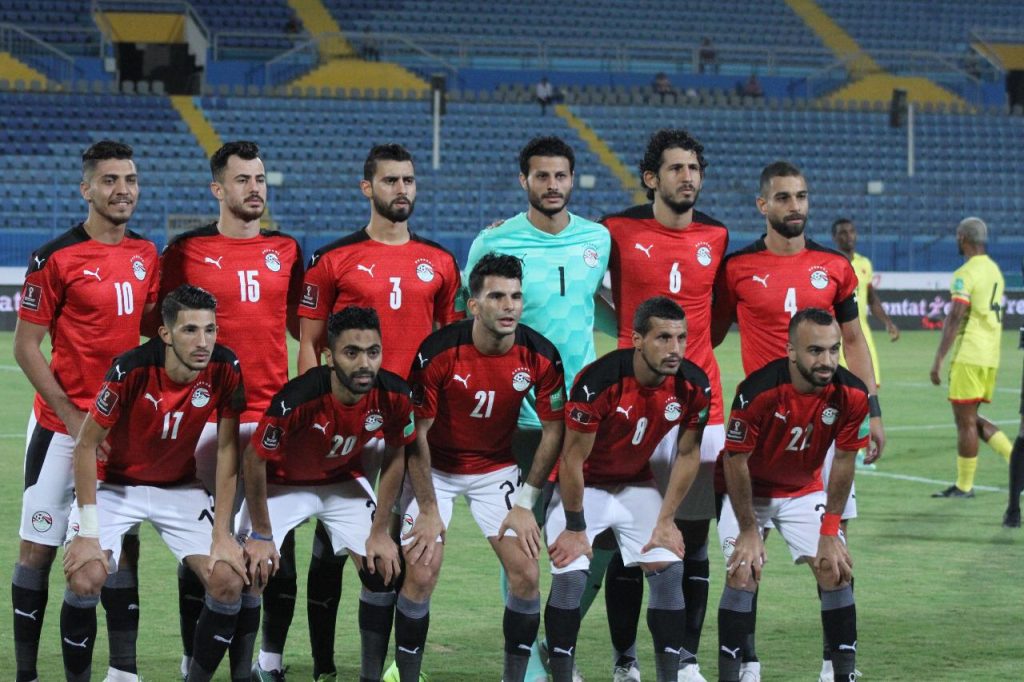 استبعاد 4 لاعبين وضم حارس رابع.. مفاجآت في قائمة منتخب مصر أمام ليبيا أعلن البرتغالي كارلوس كيروش، المدير الفني للمنتخب المصري الأول لكرة القدم؛ قائمة مواجهتي ليبيا غدًا الأحد، وذلك في إطار التصفيات المؤهلة إلى بطولة كأس العالم. واستبعد الجهاز الفني 3 أو 4 لاعبين من القائمة المبدئية وذلك ما سيتم تحديده مساء اليوم، كما سيتم اختيار حارس رابع وهو ما يتم المفاضلة ما بين محمود جاد حارس إنبي، والهاني سليمان حارس سموحة، وعامر عامر حارس سيراميكا. وجاءت ملامح قائمة المنتخب المصري على النحو التالي: «محمد الشناوي، محمد أبو جبل، محمد بسام، أيمن أشرف، أكرم توفيق، عمرو السولية، حمدي فتحي، محمد مجدي أفشة، صلاح محسن، محمد شريف، محمود حمدي الونش، محمد عبد الشافي، أحمد أبو الفتوح، طارق حامد، أحمد سيد زيزو، مصطفى فتحي، علي جبر ورمضان صبحي وعبد الله السعيد ومهند لاشين». وحدد الجهاز الفني للمنتخب المصري يوم 26 سبتمبر الحالي موعدا لإعلان أسماء اللاعبين المختارين للانضمام إلى المعسكر المقبل للفريق استعدادًا لمباراتي المنتخب الليبي في الجولتين الثالثة والرابعة ضمن المجموعة الإفريقية السادسة لتصفيات كأس العالم. ومن المقرر أن ينطلق معسكر المنتخب المصري يوم 28 سبتمبر لخوض مباراة ودية يوم 30 سبتمبر، على أن يستأنف المنتخب معسكره يوم 2 أكتوبر بعد الحصول على راحة يوم الأول من أكتوبر، ليستمر المعسكر حتى خوض مواجهتي ليبيا. وكان الاتحاد المصري لكرة القدم قد أتم اتفاقه مع الاتحاد الليبيري على إقامة مباراة ودية بين منتخبي البلدين يوم 30 سبتمبر الحالي وحدد لها التاسعة مساءً في إستاد الجيش ببرج العرب المقرر أن يشهد أيضًا مباراة ليبيا. وكان الاتحاد الدولي لكرة القدم قرر إقامة مباراة مصر وليبيا ضمن الجولة الثالثة للمجموعة السادسة لتصفيات إفريقيا المؤهلة لكأس العالم في التاسعة مساء يوم 8 أكتوبر المقبل، كما قرر إقامة مباراة الفريقين ضمن الجولة الرابعة في بني غازي في التاسعة مساءً (الثامنة في ليبيا) يوم 11 أكتوبر.