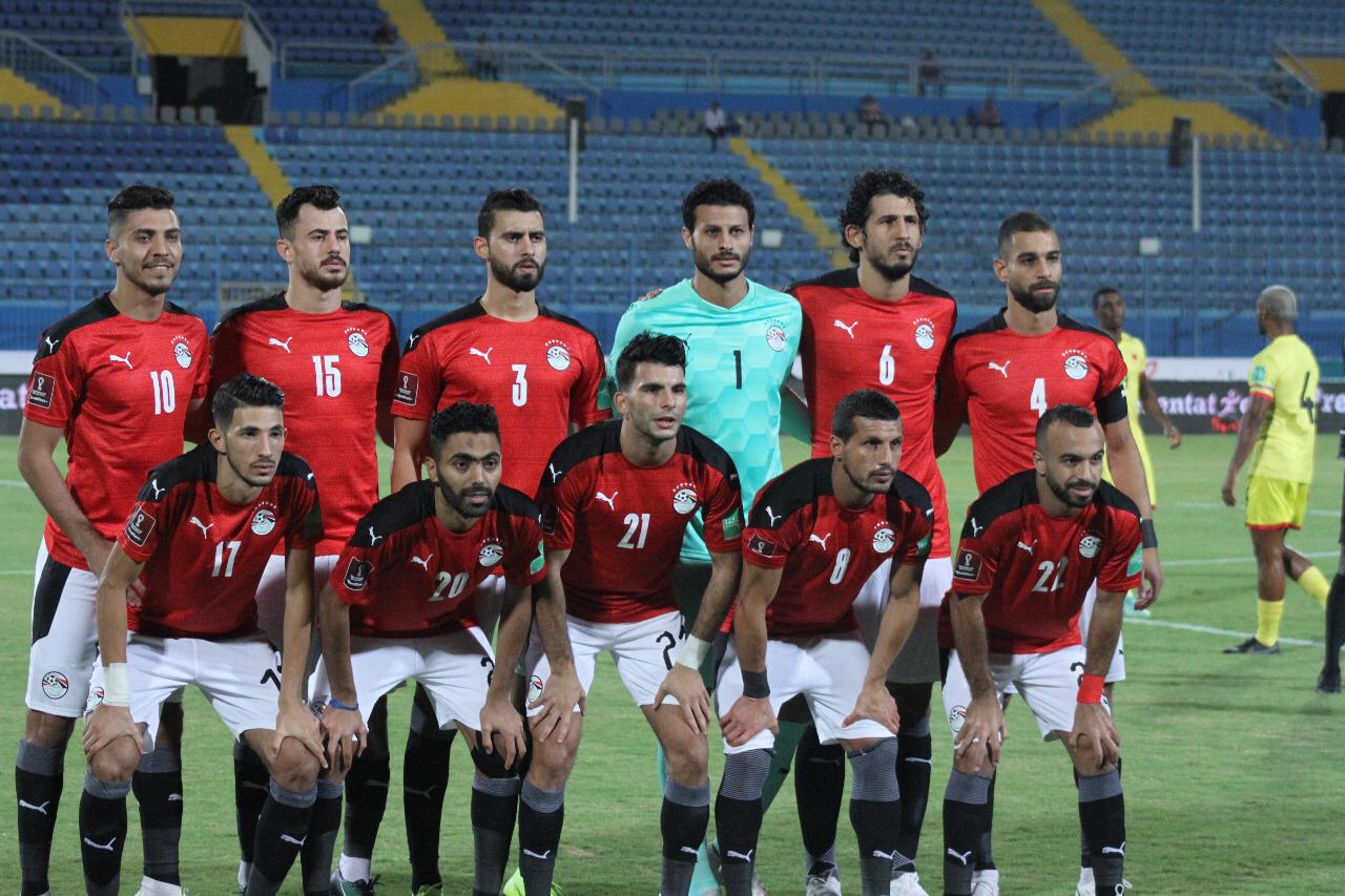 استبعاد 4 لاعبين وضم حارس رابع.. مفاجآت في قائمة منتخب مصر أمام ليبيا أعلن البرتغالي كارلوس كيروش، المدير الفني للمنتخب المصري الأول لكرة القدم؛ قائمة مواجهتي ليبيا غدًا الأحد، وذلك في إطار التصفيات المؤهلة إلى بطولة كأس العالم. واستبعد الجهاز الفني 3 أو 4 لاعبين من القائمة المبدئية وذلك ما سيتم تحديده مساء اليوم، كما سيتم اختيار حارس رابع وهو ما يتم المفاضلة ما بين محمود جاد حارس إنبي، والهاني سليمان حارس سموحة، وعامر عامر حارس سيراميكا. وجاءت ملامح قائمة المنتخب المصري على النحو التالي: «محمد الشناوي، محمد أبو جبل، محمد بسام، أيمن أشرف، أكرم توفيق، عمرو السولية، حمدي فتحي، محمد مجدي أفشة، صلاح محسن، محمد شريف، محمود حمدي الونش، محمد عبد الشافي، أحمد أبو الفتوح، طارق حامد، أحمد سيد زيزو، مصطفى فتحي، علي جبر ورمضان صبحي وعبد الله السعيد ومهند لاشين». وحدد الجهاز الفني للمنتخب المصري يوم 26 سبتمبر الحالي موعدا لإعلان أسماء اللاعبين المختارين للانضمام إلى المعسكر المقبل للفريق استعدادًا لمباراتي المنتخب الليبي في الجولتين الثالثة والرابعة ضمن المجموعة الإفريقية السادسة لتصفيات كأس العالم. ومن المقرر أن ينطلق معسكر المنتخب المصري يوم 28 سبتمبر لخوض مباراة ودية يوم 30 سبتمبر، على أن يستأنف المنتخب معسكره يوم 2 أكتوبر بعد الحصول على راحة يوم الأول من أكتوبر، ليستمر المعسكر حتى خوض مواجهتي ليبيا. وكان الاتحاد المصري لكرة القدم قد أتم اتفاقه مع الاتحاد الليبيري على إقامة مباراة ودية بين منتخبي البلدين يوم 30 سبتمبر الحالي وحدد لها التاسعة مساءً في إستاد الجيش ببرج العرب المقرر أن يشهد أيضًا مباراة ليبيا. وكان الاتحاد الدولي لكرة القدم قرر إقامة مباراة مصر وليبيا ضمن الجولة الثالثة للمجموعة السادسة لتصفيات إفريقيا المؤهلة لكأس العالم في التاسعة مساء يوم 8 أكتوبر المقبل، كما قرر إقامة مباراة الفريقين ضمن الجولة الرابعة في بني غازي في التاسعة مساءً (الثامنة في ليبيا) يوم 11 أكتوبر.