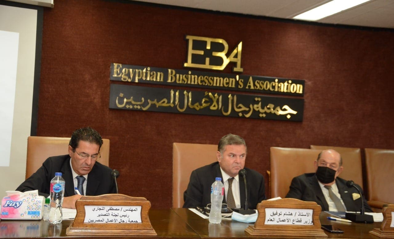 أكد "هشام توفيق"، وزير قطاع الأعمال العام، أنه تم اتخاذ العديد من الإجراءات التنظيمية والخطوات الإصلاحية لتمكين مجالس الإدارات وتحسين أداء الشركات، منها تعديل قانون قطاع الأعمال العام، وهياكل تنظيمية جديدة موحدة طبقاً لكل صناعة ، وإعداد لوائح عمل محددة. وكشف " توفيق " خلال الندوة أنه سيتم تبني لوجو " علامة تجارية " جديدة بإسم " نيت " إلهة النسيج عند القدماء المصريين، للمنسوجات التي تم استثمارها بقيمة تتجاوز 21 مليار جنيه، تشمل أعمال البنية التحتية والماكينات الحديثة والتدريب، وميكنة إجراءات الأعمال، وإنشاء شركة تسويق والبيع لمنتجات الغزل والنسيج بخبرات من القطاع الخاص. أوضح " توفيق " أن المنظومة الجديدة تحافظ على نظافة القطن وجودته من خلال توفير أكياس للمزارعين بسعر التكلفة لتعبئة الأقطان بها قبل تسليمها بأنفسهم دون وسطاء إلى مراكز التجميع ، وسيتم إجراء مزاد لكل 100 كيس بين شركات التجارة المسجلة لدى المنظومة بما يضمن أفضل سعر للمزارع ، حيث يقوم الشركة الذي وقع عليها المزاد بسداد 70 % من قيمة القطن للمزارع في اليوم التالي و 30% خلال الأسبوع من تاريخ المزاد بعد تحديد فروق الرتب ومعدل التصافي ، لافتاً إلى تداول القطن سيكون من خلال بورصة السلع بدءاً من العام القادم. واشار " توفيق " إلي تطوير المحالج القطنية باستخدام نظام ري حليج، حيث تم الانتهاء من أول محلج في الفيوم وسيتم تشغيل اثنين قبل نهاية عام 2021 والثالث على مطلع العام 2022 ، وأنه من المقرر فتح 14 مركز في أكبر المراكز التجارية على مستوى العالم مستعيناً بمروجين محترفين لتسويق المنتجات المصرية عبر الكتالوج الإلكتروني . وأيضاً افتتاح مركزين في شرق أفريقيا بالتعاون مع قطاع الخاص .