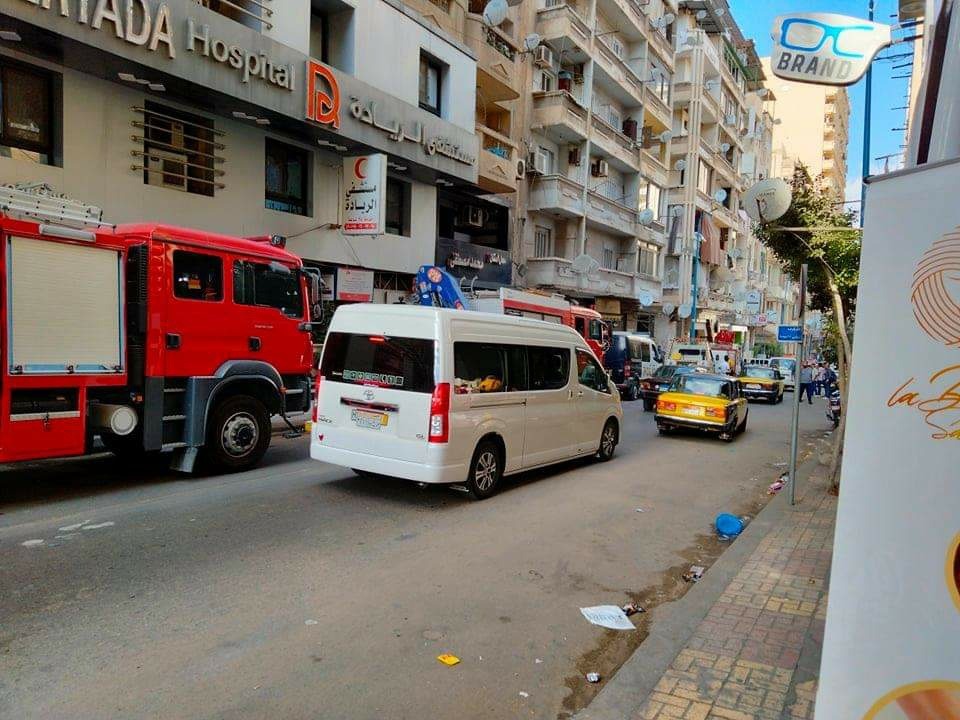 وفاة شخص وإصابة 2 في حادث وقوع سقف شقة بالإسكندرية لقي شخص مصرعه وأُصيب 2 آخرين مصرعهم نتيجة لسقوط سقف شقة أثناء ترميمها بعقار بشارع بورسعيد بمنطقة الإبراهيمية بالإسكندرية. كان ان تلقي قسم شرطة باب شرقي إخطارا يفيد بسقوط سقف شقة بعقار 164 بمنطقة الإبراهيمية الإسكندرية. وانتقل كلا من رجال الشرطة وسيارة الإسعاف والحماية المدنية لمكان وقوع الحادث وتبين صحة البلاغ وأسفر ذلك الحادث عن وفاة شخص وإصابة 2 آخرين وتم نقلهم لمستشفى الأميري وتحرر المحضر اللازم بالواقعة.