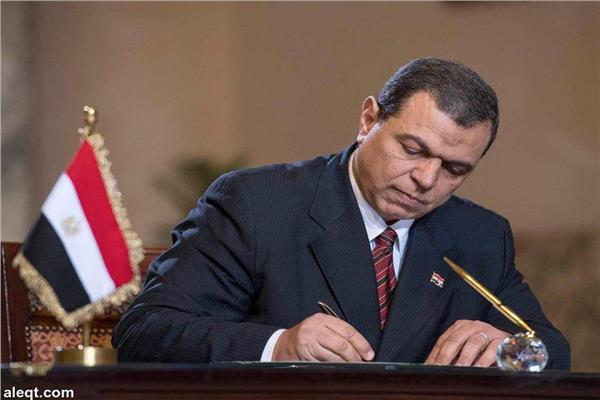القوى العاملة أعلن "محمد سعفان "، وزير القوى العاملة، قيام مديرية القوى العاملة بمحافظة الجيزة بتعيين 2516 شاباً، منهم 6 من ذوي الهمم والعزيمة وذلك من خلال شهادات القيد المرتدة " كعب العمل " المسجلين بمكاتب التشغيل التابعة للمديرية. وبلغ عدد المسجلين من راغبي العمل 18871شاباً منهم 391 شاباً من ذوي الهمم والعزيمة. أشار " سعفان " أنه قام باستخراج 2100 شهادة قياس مستوى المهارة و 2034 رخصة مزاولة حرفة من خلال مكاتب التشغيل التابعة للمديرية. أوضح " سعفان " أن المديرية قامت بصرف منح رعاية اجتماعية و صحية للعمالة الغير منتظمة بمجمل 10 منح زواج ب 30 ألف جنيه و 48 منحة مولود ب 98 ألف جنيه و 4 منحة وفاة ب 40 ألف جنيه و 13 منحة وفاة ب 26 ألف جنيه وصرف خدمات طبية ل 5 أعمال ب 1110 جنيه وفي مجال تراخيص عمل الأجانب لأول مرة، تم ترخيص 9 تراخيص للأجانب وتجديد 31 ترخيص.