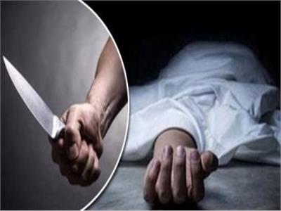 أقدم عامل على قتل زوجته «زواج عرفيا» في مشاجرة لخلافات بينهما، بعزبة السوق حيث تعدى عليها بالضرب بعصا مما أدى إلى مصرعها في الحال، وقام بدفن الجثة بمقابر قرية الشموت التابعة لمركز بنها القليوبية، تم القبض على المتهم، وتولت النيابة التحقيق. تلقى اللواء محسن شعبان مدير أمن القليوبية، إخطارا من قسم اول بنها، يفيد بتلقيه بلاغا بقيام زوج بقتل زوجته بمنطقة عزبة السوق. تم تشكيل فريق بحث بإشراف اللواء محمد العنانى مدير مباحث القليوبية، وبالانتقال والفحص تبين أن المجنى عليها تدعى " م .ف" 23 سنة ربة منزل، من خارج محافظة القليوبية، ومتزوجة من " ر .س" 25 سنة عامل بسوق الجملة، حيث تبين أن المتهم زوج المجنى عليها حيث تعدى عليها بالضرب بعصا فى مشادة بينهما لخلافات زوجية. تم ضبط المتهم، وتعدى عليها بالضرب بعضا مما أدى إلى مصرعها فى حال، وخوفا من كشف أمره قام بدفن الجثة بمقابر الصدقة فى قرية الشموت، تم تحرير محضر بالواقعة، وتولت النيابة التحقيق.