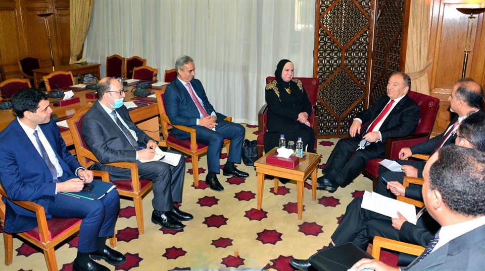 مباحثات مصرية مع الأردن وفلسطين لتعزيز التعاون الاقتصادي والاستثماري المشترك خلال المرحلة المقبلة عقدت نيفين جامع وزيرة التجارة والصناعة سلسلة لقاءات مكثفة مع عدد من وزراء التجارة والاقتصاد المشاركين في فعاليات الدورة 108 للمجلس الاقتصادي والاجتماعي لجامعة الدول العربية والتي انطلقت فعالياتها صباح اليوم - الخميس – على المستوى الوزاري. وقد شملت اللقاءات التي عقدتها الوزيرة كل من وزيرة الصناعة والتجارة الاردنية ووزير الاقتصاد الفلسطيني، حيث أوضحت جامع ان هذه اللقاءات تأتي فى اطار حرص الدولة المصرية على تعزيز علاقات التعاون المشترك مع البلدين الشقيقين وبصفة خاصة في المجال الاقتصادي وبما يخدم مصالح الدول الثلاث، وقد شارك في اللقاءات ابراهيم السجيني مساعد وزيرة التجارة والصناعة للشئون الاقتصادية ورئيس الوفد المصري في الاجتماعات التحضيرية للمجلس الاقتصادي والاجتماعي لجامعة الدول العربية. وقد شملت لقاءات الوزيرة لقاءاً مع المهندسة مها العلي وزيرة الصناعة والتجارة والتموين الاردنية حيث تناولت المباحثات اهمية تعزيز اطر التعاون الاقتصادي والتجاري والاستثماري المشترك بين البلدين بهدف تحقيق طفرة في معدلات التجارة البينية خلال المرحلة المقبلة. واوضحت جامع ان اللقاء استعرض ايضاً اهم محاور تنمية التعاون المشترك في العديد من المجالات الصناعية والاستثمارية خاصة في ظل توافر كافة المقومات والامكانيات لدى مصر والاردن لاقامة شراكات بين القطاع الخاص في البلدين، مؤكدةً في هذا الاطار على اهمية الاستفادة من توافق الرؤى بين القيادة السياسية في البلدين وحرصهم على تحقيق نقلة نوعية في العلاقات الاقتصادية المشتركة. ولفتت الوزيرة الى ان المباحثات تناولت ايضاً ملف التعاون الثلاثي بين كل من مصر والاردن والعراق، حيث أكد الجانبان اهمية الاستفادة من المباحثات والمفاوضات التي جرت خلال الشهور الماضية والوصول الى اطار عام لتحقيق التكامل والتعاون الاقتصادي المشترك بما في ذلك تذليل كافة العقبات التي تقف عائق أمام انسياب حركة التجارة وكذا تعزيز التعاون الصناعي بين شركات القطاع الخاص بالدول الثلاث. ومن جانبها أكدت المهندسة مها العلي وزيرة الصناعة والتجارة والتموين بالمملكة الاردنية ان تعزيز التعاون الاقتصادي والتجاري مع مصر يمثل اهمية كبيرة للمملكة الاردنية خاصة في ظل العلاقات الوطيدة بين حكومتي وشعبا البلدين وهو الامر الذي يجب ان ينعكس على معدلات التبادل التجاري والاستثماري، مشيرةً الى اهمية تعزيز دور القطاع الخاص في البلدين باعتباره شريك اساسي لتنمية وتطوير العلاقات الاقتصادية المشتركة وبصفة خاصة في مجالي الصناعة والتجارة. واشارت وزيرة الصناعة والتجارة الاردنية الى حرص الشركات الاردنية على المشاركة في فعاليات الدورة المقبلة لمعرض "تراثنا" للحرف اليدوية والتراثية خاصة وان هذا المعرض اصبح أحد المعارض المتميزة لهذه النوعية من المنتجات. هذا وقد شملت اللقاءات التي عقدتها نيفين جامع وزيرة التجارة والصناعة لقاء مع خالد العسيلي وزير الاقتصاد الفلسطيني، حيث تناولت المباحثات التأكيد على رغبة البلدين الشقيقين في تعظيم الاستفادة من العلاقات التاريخية المشتركة ووحدة المصير التي تجمع شعبا مصر وفلسطين في تنمية العلاقات الاقتصادية الحالية والوصول بها الى معدلات تلبي طموحات القيادة السياسية في البلدين. واوضحت جامع أن المباحثات قد تناولت أهمية التنسيق المستمر بين الجانبين لتنمية أواصر التعاون المشترك وتذليل العقبات التي تحد من حركة التجارة والإستثمار بين البلدين ،مشيرةً فى هذا الإطار إلى أنه تم الاتفاق على اهمية وضع تصور شامل لتعزيز حركة التبادل التجارى والإستثمارات المشتركة وحل أي مشكلات قد تواجه إنسياب حركة التجارة . ولفتت الوزيرة الى انه تم استعراض اهمية تعزيز التعاون المشترك في مجال المواصفات والجودة ودراسة الاعتراف المتبادل بمنظومة المواصفات والمقاييس بين البلدين وكذا الاستفادة من الخبرة المصرية في مجال التصدير خاصة وان الجانب الفلسطيني اصبح لديه العديد من المنتجات التي يسعى لتصديرها الى عدد كبير من الاسواق الخارجية. ومن جانبه أكد خالد العسيلي وزير الاقتصاد الفلسطيني ان هذا اللقاء يعكس عمق العلاقات والراوبط التي تربط الشعبين الشقيقين ويؤكد مكانة مصر المتميزة لدى الشعب الفلسطيني. واشار الى حرص وزارة الاقتصاد الفلسطينية على احداث شراكة حقيقية بين مجتمع الاعمال في البلدين بما ينعكس ايجاباً على حجم التبادل التجاري خاصة وان الارقام الحالية لا تعكس عمق العلاقة بين الشعبين الشقيقين، لافتاً في هذا الاطار الى اهمية تيسير حركة السفر بين رجال الاعمال في البلدين لبدء شراكات صناعية وتجارية تعزز من العلاقات الاقتصادية المشتركة.