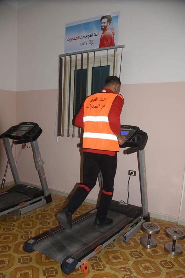 متعافي بمركز العزيمة لصندوق مكافحة الإدمان يحصل على المركز الأول ببطولة الجمهورية في لعبة "الكيك بوكس" حصل "حسام محمد حسن" أحد المتعافين من الإدمان بمركز العزيمة بالمنيا التابع لصندوق مكافحة وعلاج الإدمان والتعاطي برئاسة نيفين القباج وزيرة التضامن الاجتماعي ورئيس مجلس إدارة الصندوق، على المركز الأول في بطولة الجمهورية للدرجة الثانية في لعبة "الكيك بوكس" كما شارك في تصفيات منتخب مصر للسامبو وأيضا المشاركة في دورة المدربين لرياضة السامبو . قصة "حسام" تعود عندما وقع في مشكلة تعاطى المخدرات وظل لمده 20 عاما يعاني من أثار المشكلة حتى تعرض لمشاكل كثيره بسبب تعاطى المواد المخدرة ،الأمر الذى أثر على صحته، وحاول العلاج بنفسه لكنه فشل في بداية الأمر ،حتى نصحه أحد الأصدقاء بالاتصال بالخط الساخن "16023" لصندوق مكافحة وعلاج الإدمان، وبعد السماع له من خلال المتخصصين بالخط الساخن ومعرفه مشكلته تم توجيهه الى مركز العزيمة لتأهيل مرضى الإدمان التابع لصندوق مكافحة وعلاج الإدمان والتعاطي بمحافظة المنيا، حيث يعد المركز الأقرب لمحل اقامته، وظل بالمركز لمده 45 يوما . وطوال فتره إقامه " حسام " بمركز العزيمة التابع لصندوق مكافحة وعلاج الإدمان والتعاطي بالمنيا حصل على تأهيل نفسى واجتماعي وجلسات العلاج بالعمل والرياضة من أجل إعادة ثقته وتأهيله بدنيا ورياضيا حتى أصبح لديه هدف وهو المشاركة في بطولة الجمهورية وحصوله على المركز الأول على المركز الأول في بطولة الجمهورية للدرجة الثانية في لعبة "الكيك بوكس" وبعد خروجه من مركز العزيمة بمده لا تتعدى شهر ونصف شارك في بطولة الجمهورية، حيث ساعده برنامج التأهيل الرياضي بمركز العزيمة من العاب رياضية مختلفة وجيم، في رفع لياقته البدنية بشكل كامل، الأمر الذى أدى الى تأهيله للمشاركة في بطولة الجمهورية وتتويجه بالفوز في البطولة، كما حصل على دورة تدريبة في الاتحاد المصري للكونغ فو وحاليا مدرب بأحد النوادي بمحافظة المنيا. و صرحت نيفين القباج وزيرة التضامن الاجتماعي ورئيس مجلس إدارة صندوق مكافحة وعلاج الإدمان والتعاطي بأن الخط الساخن "16023" لعلاج الإدمان يعمل على مدار 24 ساعة وطوال أيام الأسبوع وأن جميع الخدمات العلاجية المقدمة لمرضى الإدمان مجانا وفى سرية تامة ووفقا للمعايير الدولية، حيث تتيح المراكز التابعة لصندوق مكافحة الإدمان التأهيل الاجتماعي والنفسي وأيضا التأهيل الرياضي، مؤكده بأن حصول المتعافى على بطولة الجمهورية يبث برسالة أمل للشباب، وأن أي شاب وقع في براثن الإدمان يمكنه التعافى منه. من جانبه أوضح عمرو عثمان مساعد وزيرة التضامن - مدير صندوق مكافحة وعلاج الإدمان والتعاطى، أن حصول "حسام "على المركز الأول في بطولة الجمهورية للدرجة الثانية في لعبة" الكيك بوكس "يؤكد بأن مرض الإدمان يمكن التعافي منه، عن طريق الاتصال بالخط الساخن "16023"، حيث تتيح المراكز التابعة للصندوق كافة الخدمات العلاجية بجانب التأهيل البدني والرياضي وأيضا اكتشاف المواهب والمساعدة على تنميتها بما يفيد المتعافين من الإدمان .