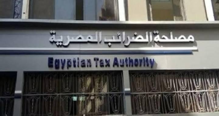 قانون الضريبة الإضافية إشاعات أم حقائق أكد رضا عبد القادر رئيس مصلحة الضرائب المصرية، عن الشائعات التي تم تداولها عن قيام الوزارة المالية ومصلحة الضرائب العامة بعرض مشروع قانون بالتجاوز عن مقابل التأخير والضريبة الإضافية. كما حدث عند إصدار قانون رقم ( 174 ) لسنة 2018 بشأن التجاوز عن مقابل التأخير والضريبة الإضافية والغرامات وبتعديل بعض أحكام القانون رقم 14 لسنة 2018 بتجديد العمل بالقانون رقم 79 لسنة 2016 بشأن إنهاء المنازعات الضريبية، والقانون رقم ( 173 ) لسنة 2020 بشأو التجاوز عن مقابل التأخير والضريبة الإضافية وما يماثلها من الجزاءات المالية غير الجنائية ، وبتجديد العمل بالقانون في شأن إنهاء المنازعات الضريبية. وطالب " عبد القادر " جميع الممولين والمحاسبين بالاستفادة من القانون رقم 16 لسنة 2020 بتجديد العمل بالقانون رقم 79 لسنة 2016 في شأن إنهاء المنازعات الضريبية على الدخل الصادر بالقانون رقم 91 لسنة 2005 ، والذي ينص في المادة الثانية منه على إعفاء الممول من أداء 30% من مقابل التأخير عن الضريبة غير المسددة التي تُستحق بناء على الاتفاق الذي يجري مع المصلحة قبل صدور قرار لجنة الطعن ولكن بشرط سداد الضريبة المستحقة