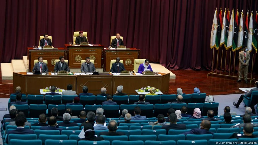 البرلمان الليبي وحكومة الوحدة الوطنية يتفقان علي ضرورة إنجاح الإنتخابات اتفق البرلمان الليبي وحكومة الوحدة الوطنية اليوم الخميس على ضرورة إنجاح الانتخابات العامة المقرر عقدها بعد 3 أشهر رغم القرار البرلماني الذي يقضي بسحب الثقة من الحكومة. جاء ذلك خلال لقاء بين رئيس الحكومة عبدالحميد الدبيبة والنائب الأول لرئيس البرلمان فوزي النويري بديوان رئاسة الوزراء بالعاصمة طرابلس، تناولا فيه ملفي الانتخابات والمصالحة الوطنية. وكان صوت البرلمان الليبي بالأغلبية على سحب الثقة من حكومة الوحدة الوطنية بعد 6 أشهر من توليها السلطة وقبل 3 أشهر على انتهاء مهامها وهذه في خطوة أثارت قلقا محليا وأمميا على مصير الانتخابات. وأوضح البرلمان أن سحب الثقة من الحكومة لن يؤثر على موعد الانتخابات كما لا يعني إقالة الحكومة أو استبدالها بل تحولها إلى حكومة تصريف أعمال إلى حين إجراء الانتخابات. وأعلنت المفوضية العليا للانتخابات أنها مستمرة في التحضير للانتخابات بعد انتهاء مرحلة تسجيل الناخبين حيث من المتوقع أن يشارك في عملية التصويت نحو 3 ملايين ناخب ليبي. والجدير بالذكر أن الترتيبات القانونية لهذه الانتخابات لا تزال محل خلاف بين البرلمان والمجلس الأعلى للدولة وفي السياق ذاته، دعا المجلس الرئاسي، اليوم الخميس، البرلمان إلى إنجاز التشريعات المطلوبة لإتمام العملية الانتخابية، وطالب الحكومة بالاستمرار في عملها وتوفير احتياجات المواطنين الأساسية ودعم العملية الانتخابية مع تجنب التصعيد الذي من شأنه أن يزيد التوتر الشعبي.