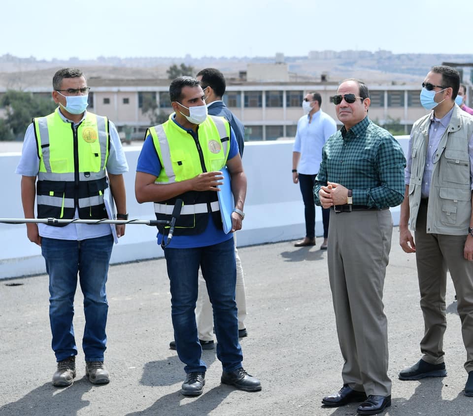 السيسي يتفقد اعمال تطوير وتوسعة القوس الشرقي للطريق الدائري تفقد الرئيس عبد الفتاح السيسي، بعد ظهر اليوم الجمعة اعمال تطوير وتوسعة القوس الشرقي للطريق الدائري والمحاور الفرعية المغذية له بداية من محور جيهان السادات بطريق صلاح سالم. وتابع تفقد المنطقة المحيطة بحي الأسمرات وربطها بمحور الشهيد ومحور شينزو آبي وهي الطرق الجديدة التي تخدم عشرات الآلاف من السيارات علي مدار الساعة حيث ساهمت بشكل كبير في تخفيف التكدس المروري واختصار زمن رحلات المواطنين اليومية حول مناطق القاهرة الكبرى وحققت سلاسة وسرعة التنقل وتخفيض معدلات حوادث السيارات فضلاً عن توفير تكلفة الوقود. وقد اطلع الرئيس السيسي على أعمال التطوير والصيانة الشاملة للقوس الشرقي للطريق الدائري وتشمل رفع كفاءته وتوسعته ليصل إلى ٨ حارات مرورية بكل اتجاه بما في ذلك المداخل والمطالع والمخارج، مروراً بمناطق محور الفريق العصار وصولاً الى محور شبرا / بنها الحر الذي احدث نقلة نوعية في انهاء الكثافات المرورية التى كان يشهدها طريق القاهرة الإسكندرية الزراعى. واوضح المتحدث الرسمي باسم رئاسة الجمهورية ان الرئيس حرص علي التوقف أثناء الجولة التفقدية ليناقش العاملين والمسؤولين بعدد من مواقع العمل المختلفة بشأن تفاصيل الخطوات التنفيذية الجارية مؤكدًا سيادته على الالتزام بالجداول الزمنية للانتهاء من الأعمال وبالمواصفات الفنية القياسية، فضلاً عن التطبيق الدقيق للإجراءات الخاصة بالحفاظ على صحة وسلامة العاملين.