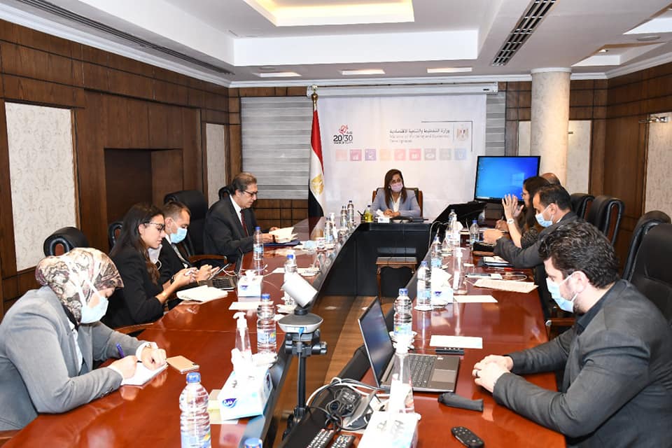 عقدت الدكتورة هالة السعيد، وزيرة التخطيط والتنمية الاقتصادية ورئيس مجلس إدارة المركز الديموجرافي بالقاهرة اجتماعا لبحث آخر تطورات المشروع القومي لتنمية الاسرة المصرية، وجاء الاجتماع بحضور المهندس خالد مصطفى الوكيل الدائم لوزارة التخطيط، والمهندس أشرف عبد الحفيظ، مساعد وزيرة التخطيط لشئون التحول الرقمي، والدكتورة أميرة تواضروس مدير المركز الديموجرافي بالقاهرة، وطارق عبد الخالق، رئيس قطاع الموارد البشرية بالوزارة. و أكدت السعيد، خلال الاجتماع أن المشروع القومي لتنمية الأسرة له دور كبير في الارتقاء بجودة حياة المواطن والأسرة المصرية من خلال ضبط النمو السكاني، والارتقاء بالخصائص السكانية، موضحة أن اجتماع اليوم يأتي في إطار المتابعة المستمرة لما يتم تنفيذه من خطوات وإجراءات تسهم في دخول المشروع حيز التنفيذ. واستعرضت السعيد الخطة الاستراتيجية متكاملة الأبعاد والمحاور لتنفيذ المشروع القومي لتنمية الأسرة المصرية، حيث سيتم تنفيذ هذه الخطة على عدة مراحل، وتشمل المرحلة الأولى عدد 1500 قرية من قرى مبادرة "حياة كريمة" تتواجد في 52 مركز، ب 20 محافظة، وترتكز الخطة علي عدة محاور أبرزها التمكين الاقتصادي للمرأة، والذي يتمثل في تدريب مليوني سيدة، وإقامة مشروعات صغيرة ومتناهية الصغر لحوالي مليون سيدة، وتنظيم زيارات منزلية من قبل وزارة الصحة لتلبية احتياجات النساء من وسائل تنظيم الأسرة، فضلًا عن توفير تدريب لرائدات ريفيات، والدفع بمزيد من الطبيبات لتوفير وسائل التنظيم، بالإضافة إلي تنظيم برامج توعوية للشباب المقبلين على الزواج . وأشارت الدكتورة أميرة تواضرس إلى عقد الاجتماع الأول للجنة وضع الدليل التدريبي للقيادات الدينية على مستوى الجمهورية خلال الأسبوع الأول من الشهر الجاري، حيث ناقش الدور المهم الذي تقوم به القيادات الدينية في رفع الوعي بالقضية السكانية وأبعادها الاقتصادية والاجتماعية والإنسانية بوجه عام، كما تم خلال الاجتماع الإتفاق على وضع خطة عمل للإنتهاء من إطلاق الدليل التدريبي للقيادات الدينية على مستوى الجمهورية خلال أسابيع قليلة، وذلك تمهيدًا لاجراء تدريبات للقيادات الدينية باستخدام هذا الدليل فور إطلاق المشروع القومي لتنمية الأسرة المصرية رسميًا. كما استعرضت تاوضروس أبرز ما تم من خطوات تنفيذية بمحور التحول الرقمي بالمشروع، والملامح الأولى لميكنة منظومة تنمية الاسرة، والمرصد الديموجرافي