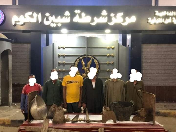 تمكنت مباحث مركز شرطة شبين الكوم بمحافظة المنوفية ، من القبض على 6 أشخاص وذلك حال قيامهم بالتنقيب على الآثار بدائرة المركز، وتم تحرير محضرا بالواقعة وأخطرت النيابة العامة لمباشرة التحقيقات. تلقى اللواء سالم الدميني مدير أمن المنوفية، إخطارا من الرائد محمد المغربي رئيس مباحث مركز شرطة شبين الكوم، يفيد من  ورود معلومات لوحدة مباحث مركز شرطة شبين الكوم بمديرية أمن المنوفية مفادها قيام مجموعة من الأشخاص بالتنقيب عن الآثار داخل ارض كائنة بدائرة المركز على عمق 20 مترا داخل منزل بقريه مليج. بإجراء التحريات تبين صحة ما ورد من معلومات، وباستهداف المكان المشار إليه تمكن ضباط مباحث مركز شرطة شبين الكوم تحت إشراف اللواء عبدالله جلال مدير إدارة البحث الجنائي بالمنوفية وبقيادة الرائد محمد مغربي رئيس مباحث مركز شبين الكوم من ضبطهم، حال قيامهم بأعمال التنقيب. تم التحفظ على المتهمين والأدوات المستخدمة في التنقيب والتحفظ على المنزل بمواجهتهم اعترفوا بارتكاب الواقعة بقصد التنقيب عن الآثار، تحرر عن ذلك المحضر اللازم، وتولت النيابة العامة التحقيق.
