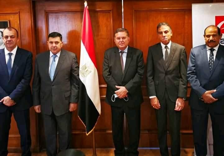 توقيع بروتوكول بين القابضة للنقل وإي فاينانس للربط والتحصيل الإلكتروني شهد "هشام توفيق"، توقيع بروتوكول تعاون بين الشركة القابضة للنقل البحري والبري التابعة لوزارة قطاع الأعمال العام، وشركة تكنولوجيا تشغيل المنشآت المالية (إي فاينانس)، إحدى شركات مجموعة "إي فاينانس" للاستثمارات المالية والرقمية. وقع البرتوكول كلاً من صلاح الدين حلمي، رئيس مجلس إدارة الشركة القابضة للنقل البحري والبري، والمهندس حسام الجولي العضو المنتدب لشركة تكنولوجيا تشغيل المنشآت المالية "إي فاينانس". ويأتي هذا البرتوكول في إطار الدولة نحو تفعيل وأعمال أحكام مشروع الدفع والتحصيل الإلكتروني، وانطلاقاً من رغبة الشركة القابضة للنقل البحري والبري في تطوير الخدمات التي يتم تقديمها للمواطنين والمستثمرين المتعاملين معها أو الشركات التابعة.