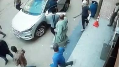 Photo of حطموا منزله وسيارته.. مواطن يقدم بلاغا ضد مجموعة من البلطجية يثيرون الذعر ببنها