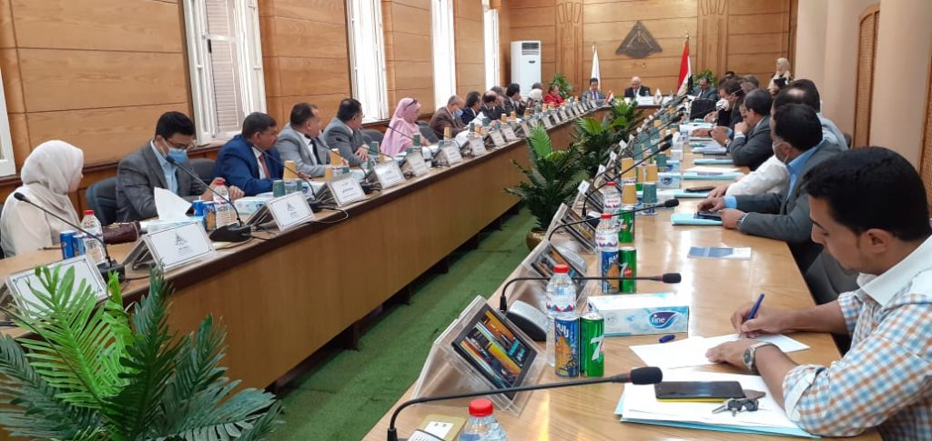عقد الدكتور جمال سوسه رئيس جامعة بنها أول اجتماعاً لمجلس الجامعة برئاسته بعد توليه المسئولية بحضور الدكتور ناصر الجيزاوى نائب رئيس الجامعة لشئون الدراسات العليا والبحوث والدكتور تامر سمير نائب رئيس الجامعة لشئون التعليم والطلاب وشيرين شوقي أمين عام المجلس وعمداء الكليات وأعضاء المجلس. واستهل سوسه المجلس بتقديم الشكر للقيادة السياسية على الثقة الغالية بتعيينه رئيسًا لجامعة بنها قائلا قال : "أتقدم بكل الشكر والامتنان للرئيس عبد الفتاح السيسي على ثقته الغالية في شخصي، كما أتقدم بالشكر والعرفان لرئيس الوزراء المهندس مصطفى مدبولي، وعظيم الشكر للدكتور خالد عبد الغفار وزير التعليم العالي والبحث العلمي، وكل الحب والاعتزاز للسادة نواب رئيس الجامعة وعمداء الكليات والأمين العام وأعضاء هيئة التدريس والجهاز الإداري والعاملين والطلاب وقال سوسة انه سوف يسعى لتحقيق رؤية ورسالة الجامعة والتي تتوافق مع رؤية مصر 2030، مؤكدا هدفنا زيادة كفاءة التشغيل وتقليل الهدر والتوسع الأفقي للوصول إلى فئات جديدة ، جنبا الى جنب مع التوسع العمودي بتقديم خدمات جديدة وتخصصات جديدة لمواكبة احتياجات سوق العمل ، مع الحفاظ على جودة المخرجات واستخدام أحدث التقنيات في التعليم ومنها الذكاء الاصطناعي والواقع الافتراضي بالإضافة إلى غيرها من التقنيات المتطورة. واكد رئيس الجامعة إن تحقيق مثل هذه الأهداف يتطلب من الجميع استشعار حس المسؤولية تجاه الوطن والعمل كفريق واحد من أجل ذلك وهذا ما لمسته في أبناء الجامعة ومنسوبيها متمنيا المزيد من التقدم والازدهار لمصرنا الحبيبة وللجامعة تحقيق مراكز متقدمة على مستوى الجامعات المماثلة لها عالميا. كما وجه الدكتور جمال سوسه الشكر للدكتور ناصر الجيزاوى نائب رئيس الجامعة لشئون الدراسات العليا والبحوث على ما قدمه خلال فترة عمله قائما بعمل رئيس الجامعة وتحمل المسؤولية خلال الفترة الماضية ، كما وجه الشكر أيضا للدكتور تامر سمير نائب رئيس الجامعة لشئون التعليم والطلاب والأستاذة شيرين شوقى أمين عام الجامعة والأمناء المساعدين والجهاز الإداري وجميع منسوبي الجامعة على دورهم خلال الفترة السابقة. فى سياق متصل قدم رئيس جامعة بنها التهنئة للدكتور صبحي غنيم رئيس جامعة المنوفية الأسبق لتجديد عضويته بمجلس جامعة بنها ، كما قدم التهنئة أيضا للدكتور محمد جمال الدين الأشهب لتوليه عمادة كلية الطب البشري ، والدكتور كرم عبد الغني لتوليه عمادة كلية الحاسبات والذكاء الاصطناعي، والدكتور عبد المؤمن شمس الدين القرنفيلي لتجديد عمادة كلية الفنون التطبيقية ، كما وجه الشكر للقائمين بتسيير أعمال عمادة كليات" الزراعة ، والتربية النوعية ، والتجارة ، وهندسة بنها.